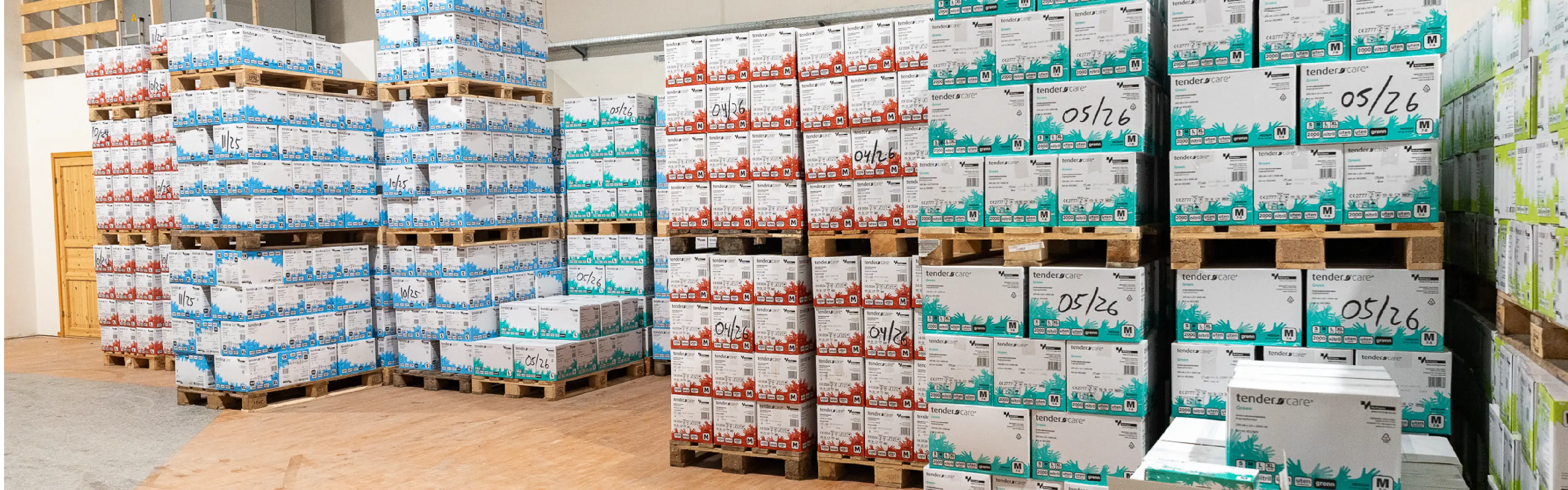 Paller med hansker på beredskapslager