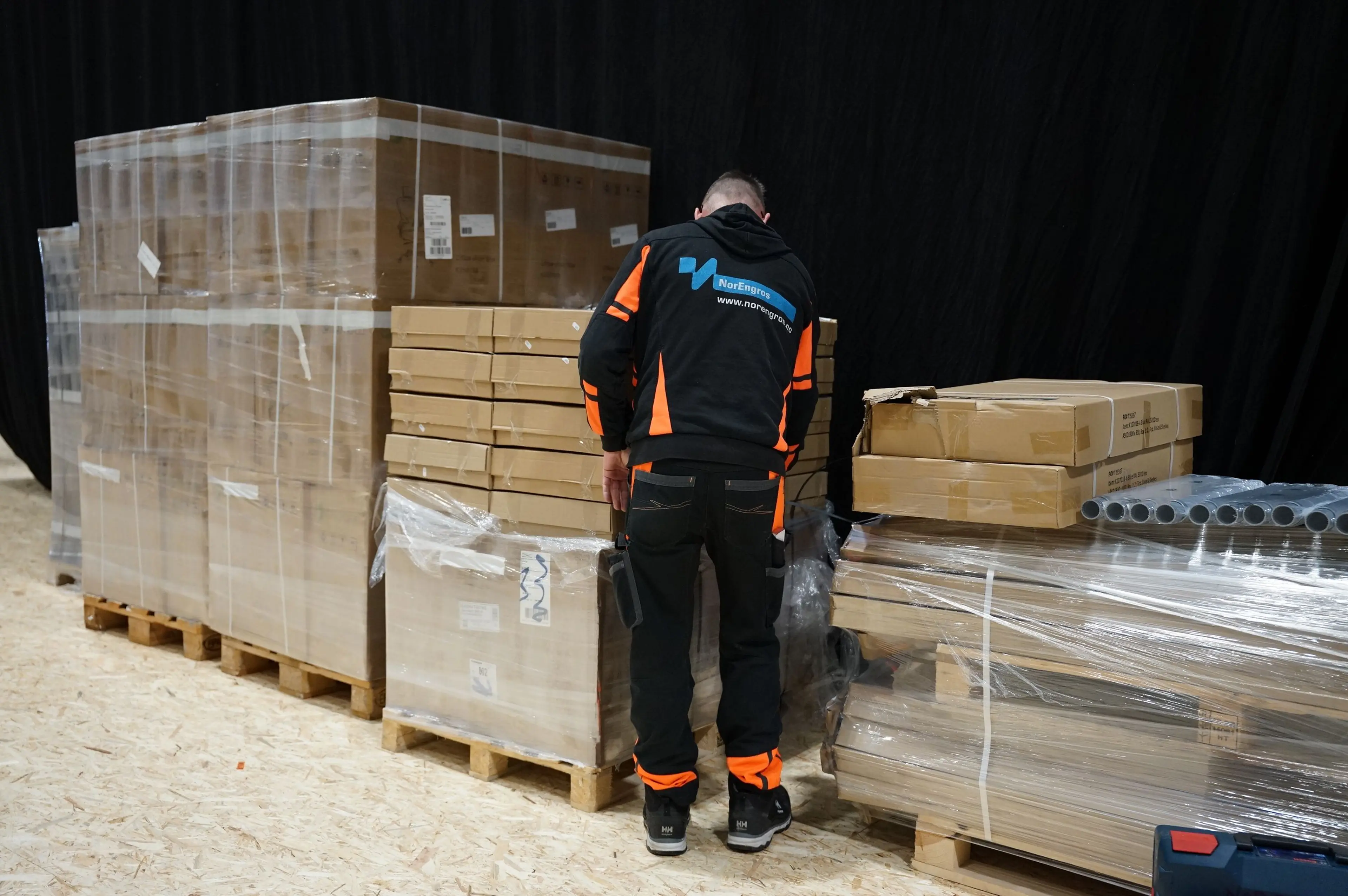 Norengros lagerarbeider som tømmer en pall