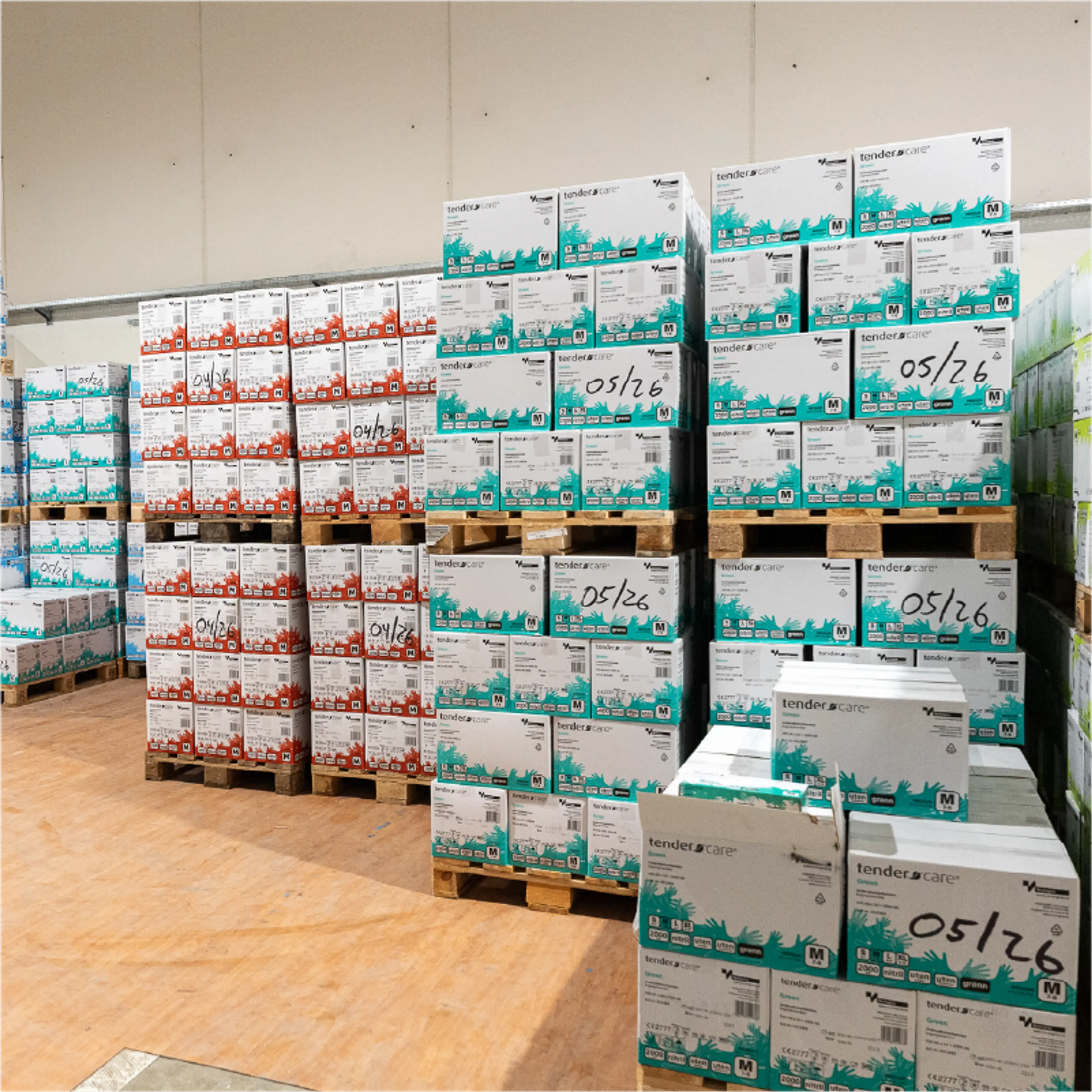 Paller med hansker på beredskapslager