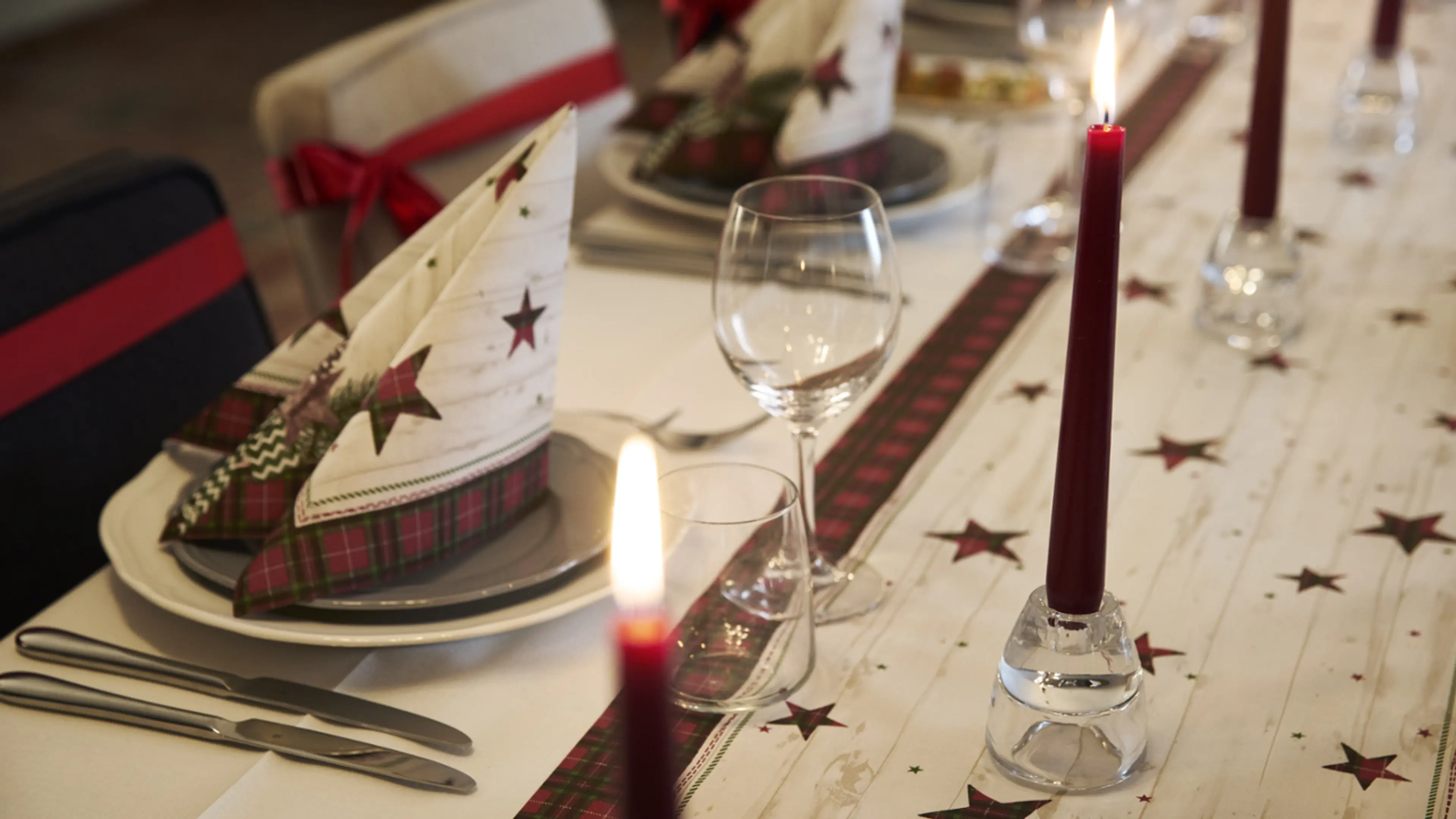 Bord dekket for selskap med juleduk og servietter