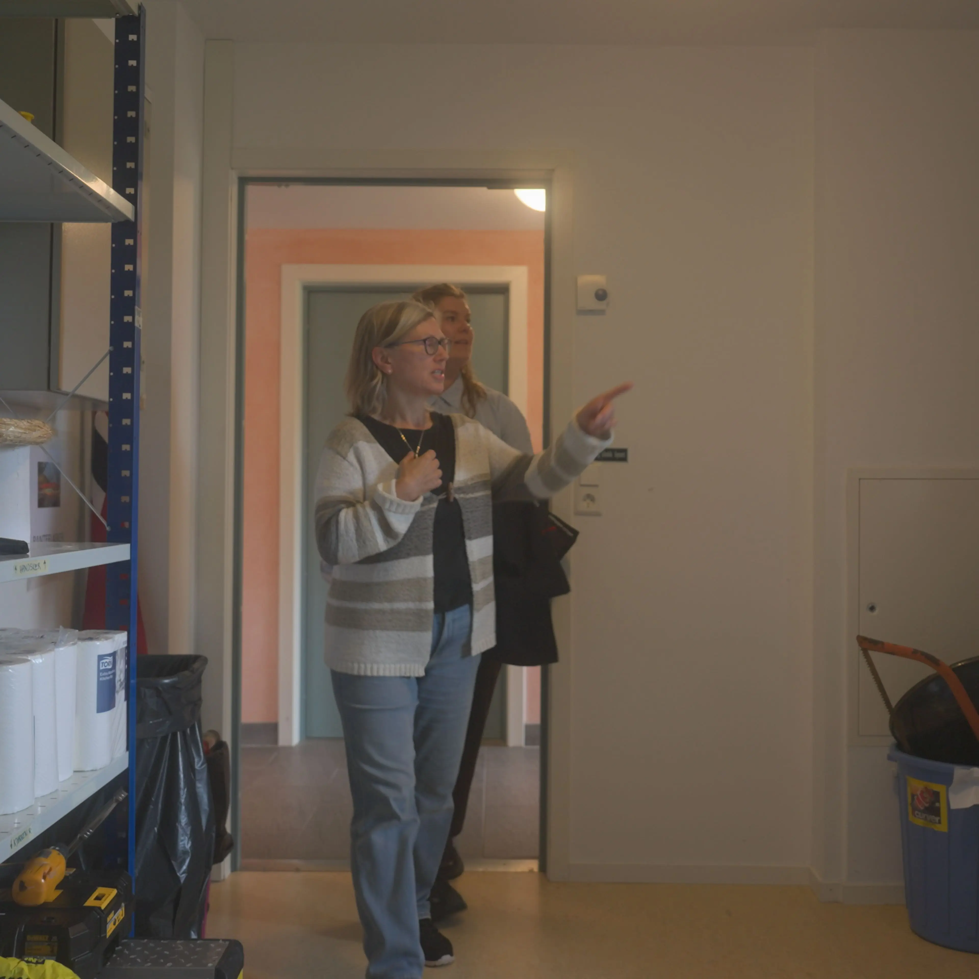 Personer ser og peker på helserelaterte varer på lager