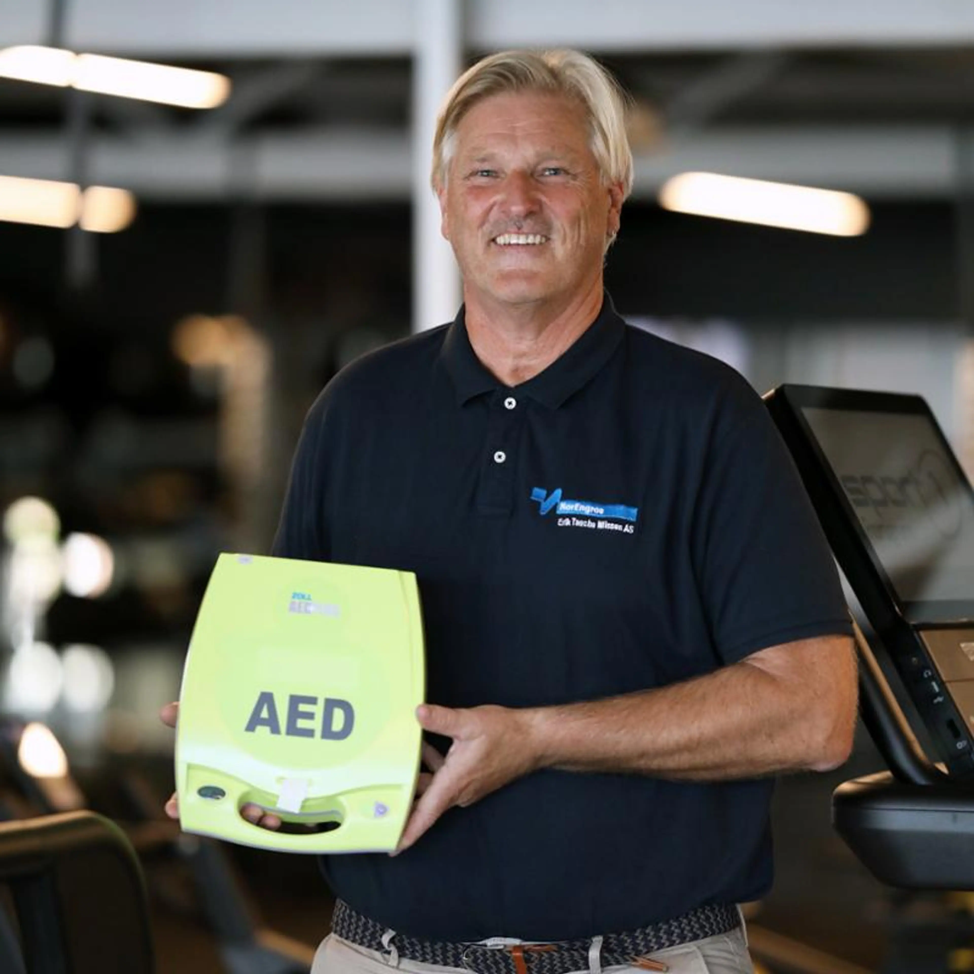 Mann som holder Zoll AED Hjertestarter