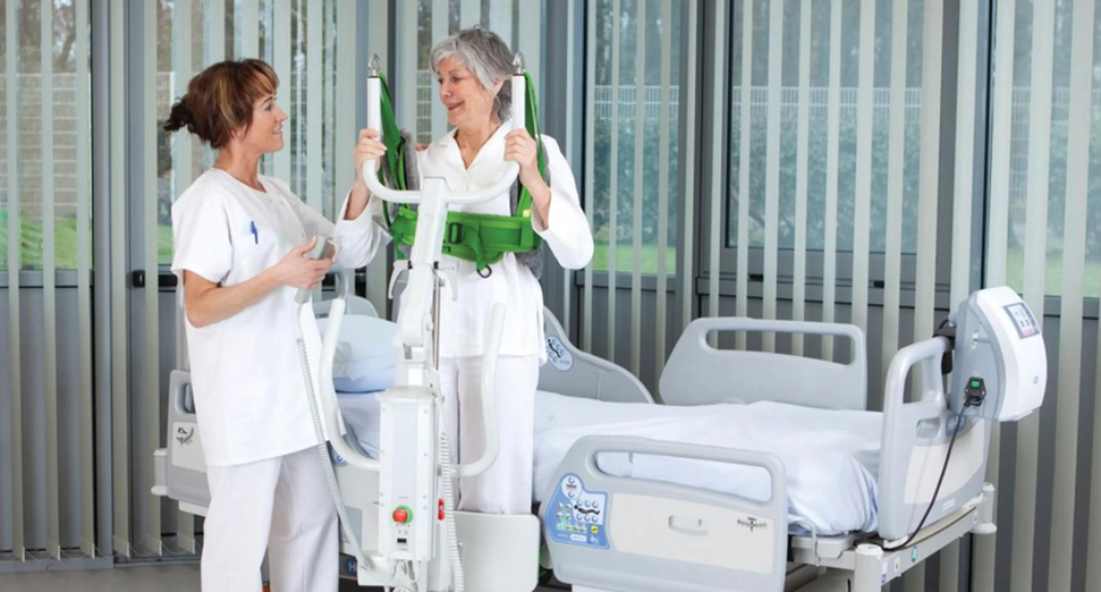 Passient som bruker pasientløfter med hjelp av sykepleier