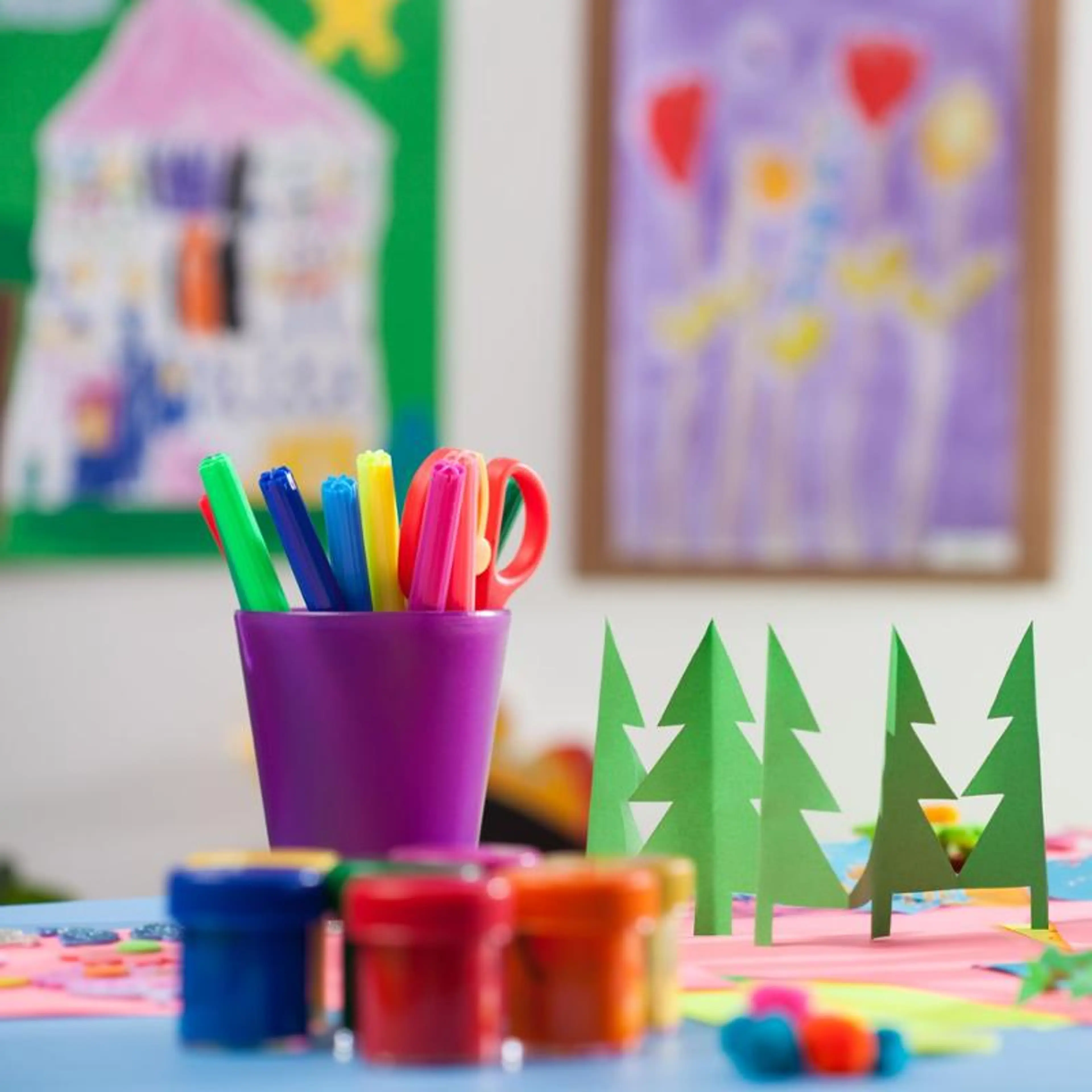 Bord i barnehage med pynt