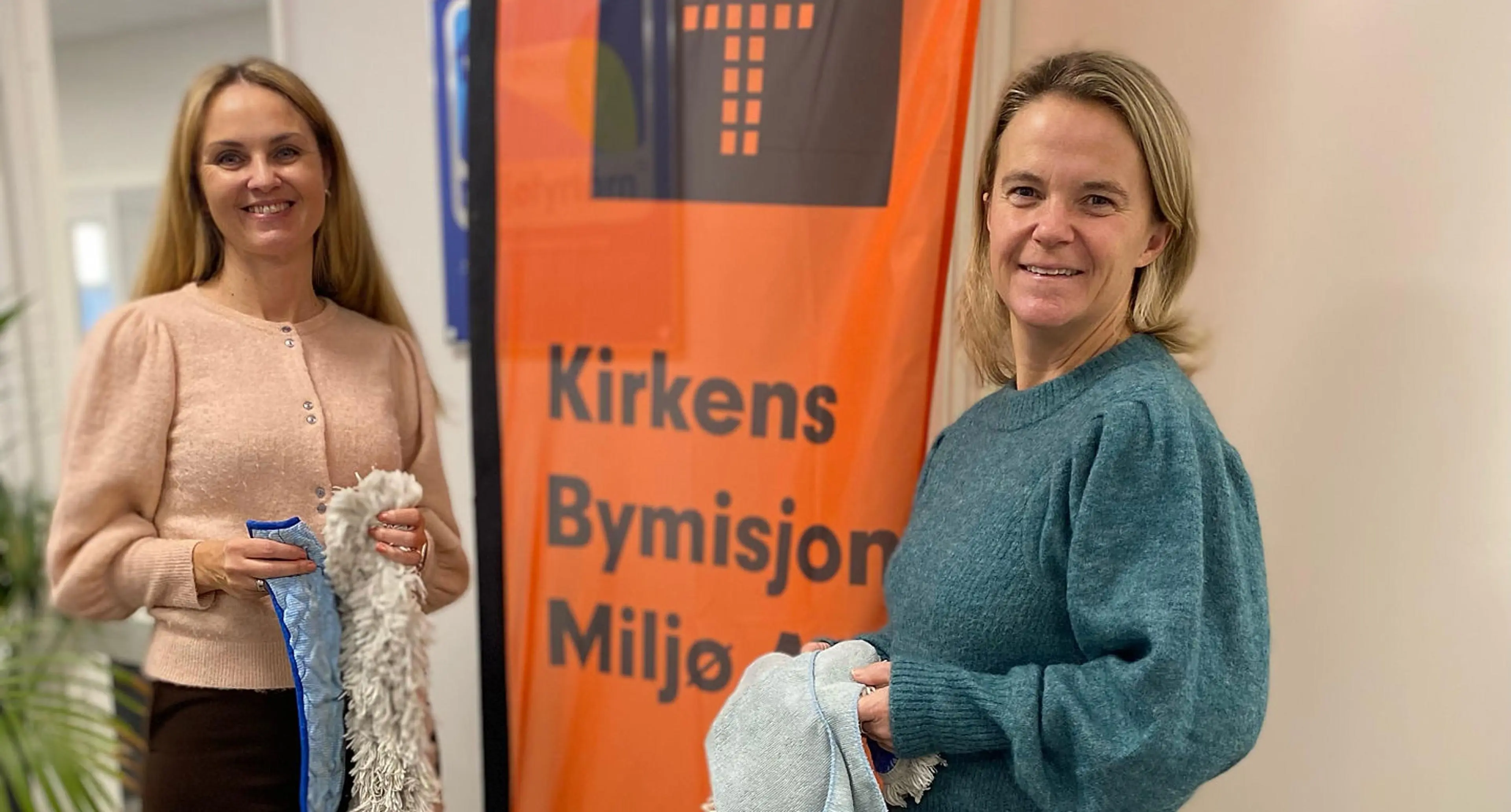 Hege Stenmarck, daglig leder Kirkens Bymisjon Miljø AS og Mette Fjeld, bærekraftsansvarlig i Olafsen Engros AS holder mopper og kluter