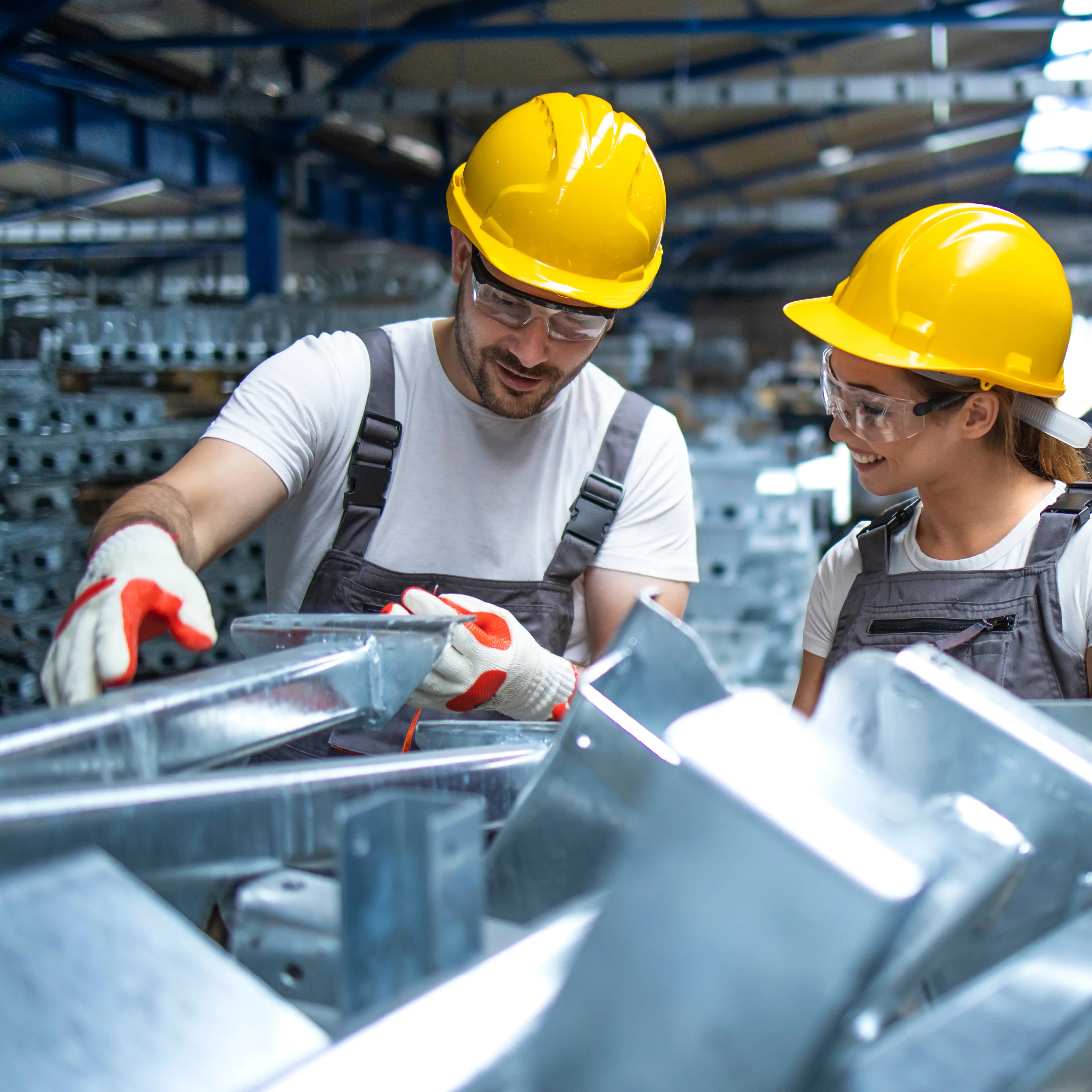 Personer som står og ser på elementer i aluminium