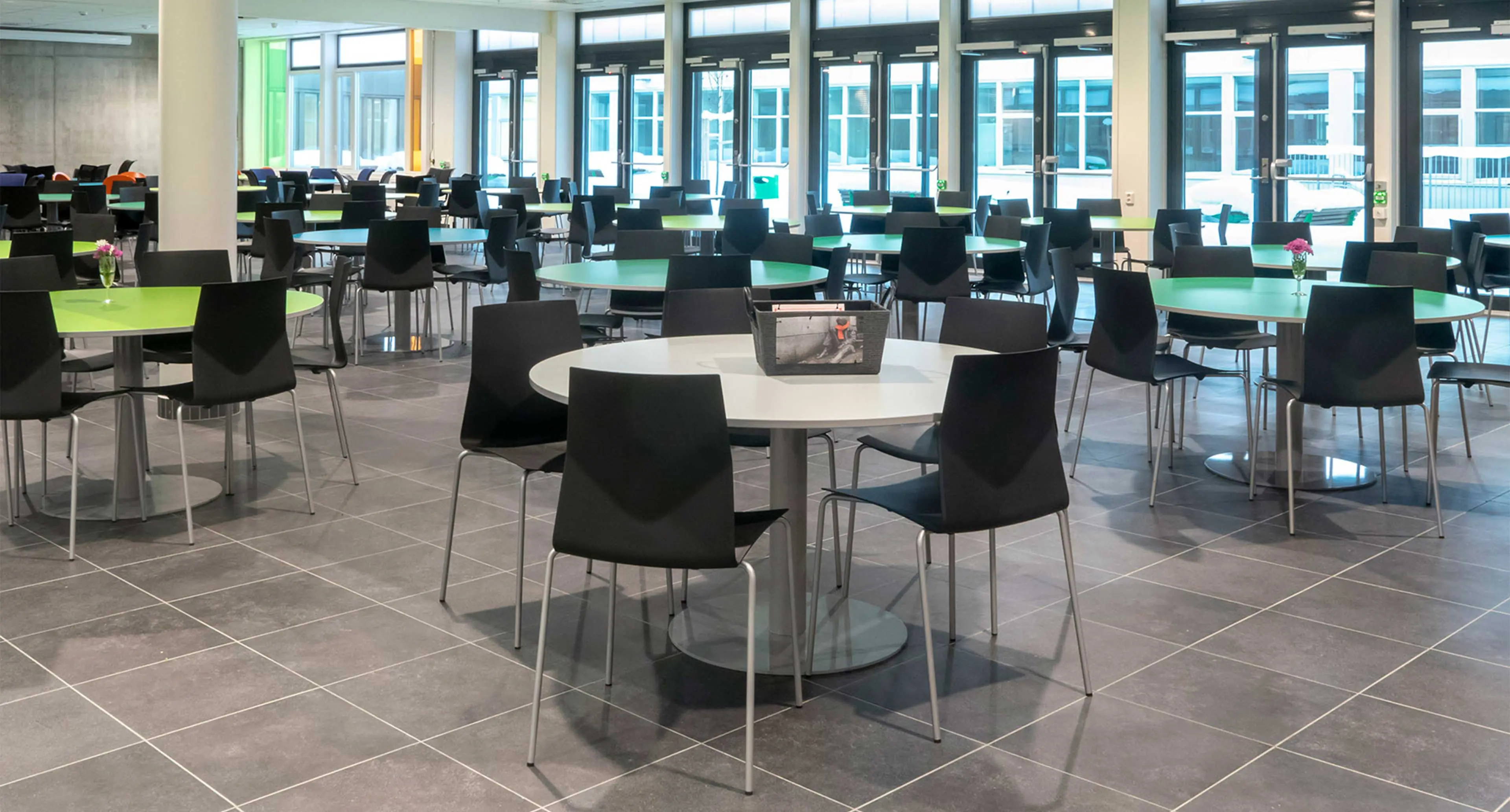 Møbler på Vest-Lofoten VGS, levert av Norengros NB Engrosd