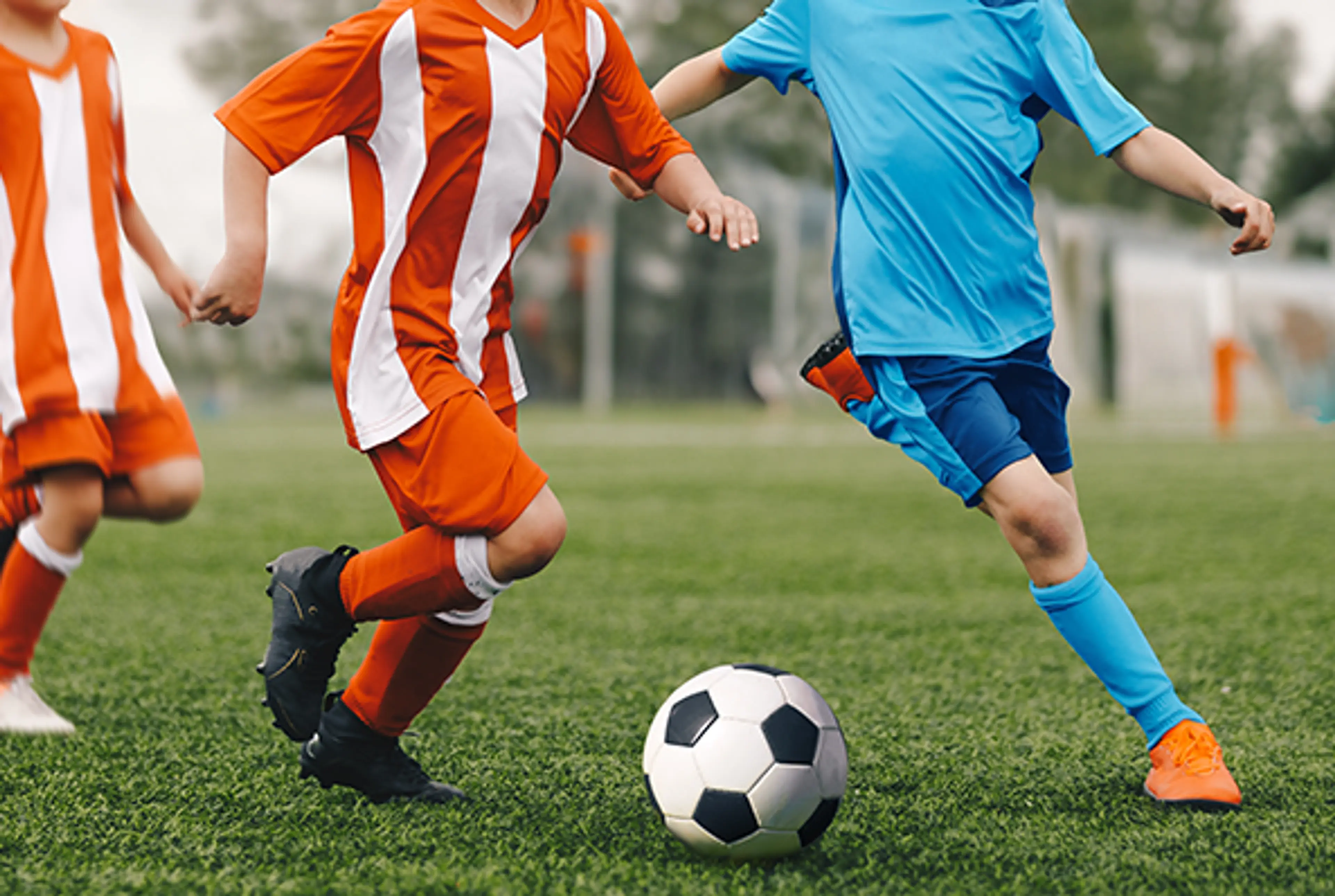 Barn spiller fotball