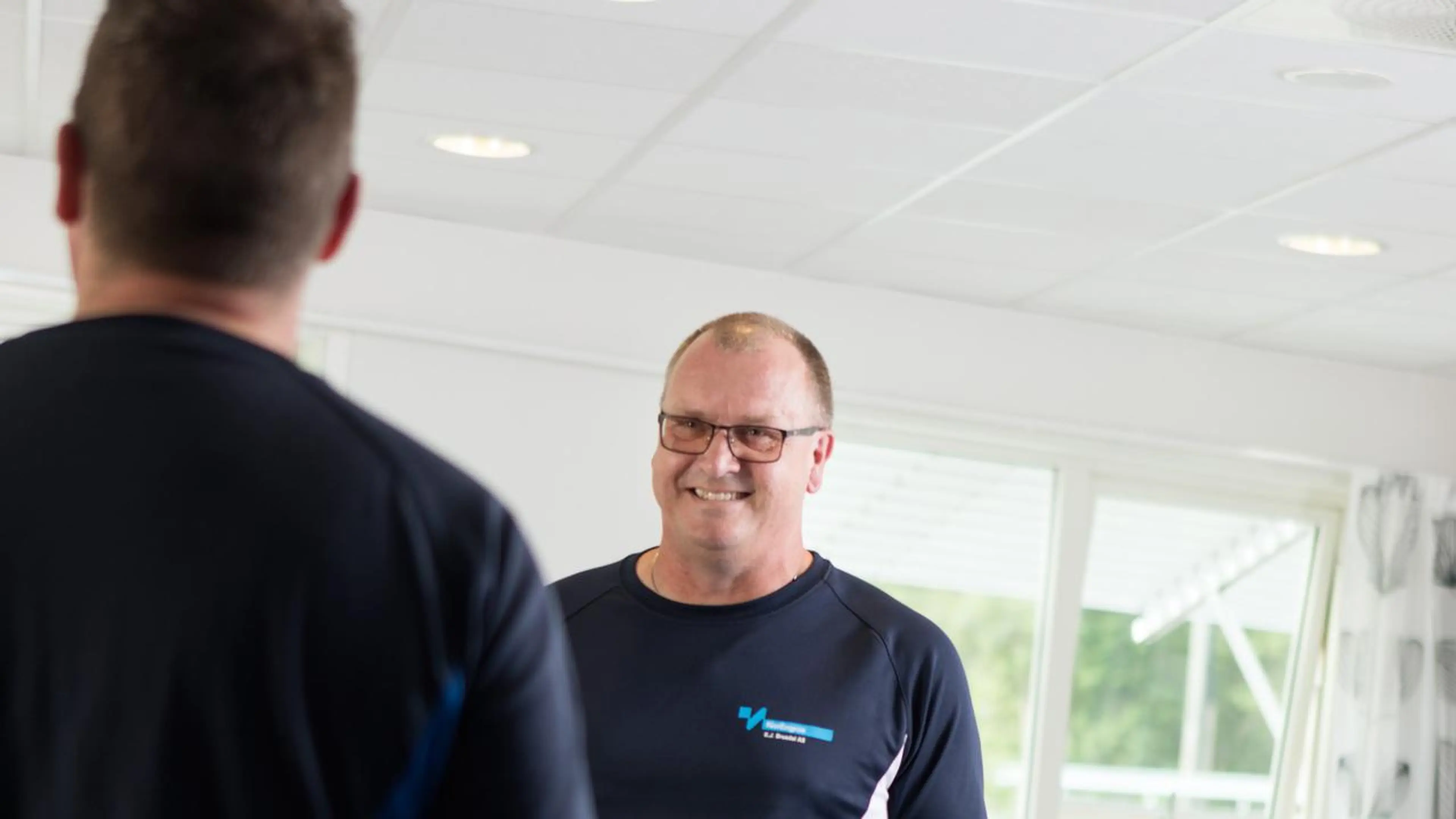 Ansatte bærer møbler