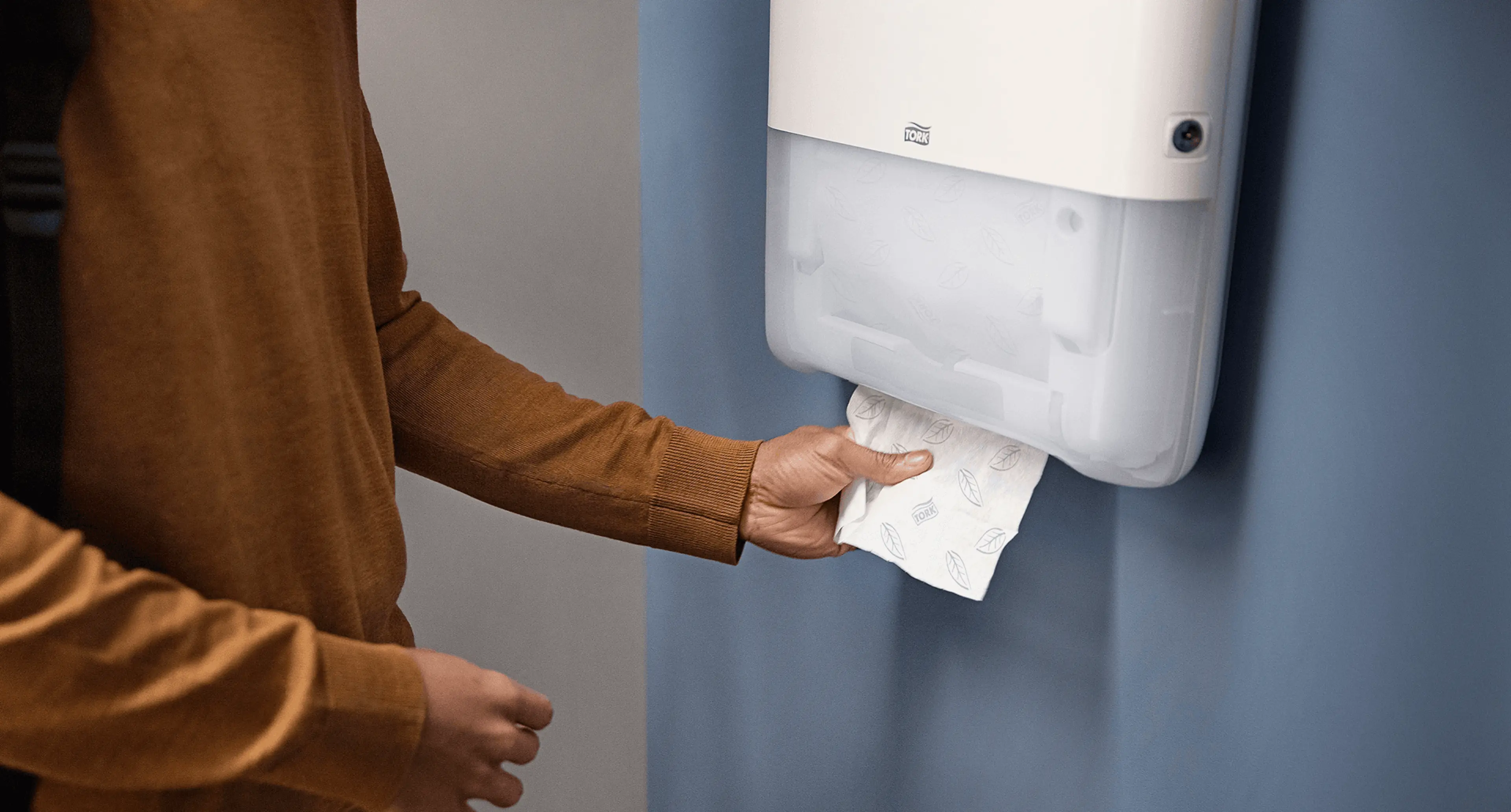 Tork dispenser på toalettrom