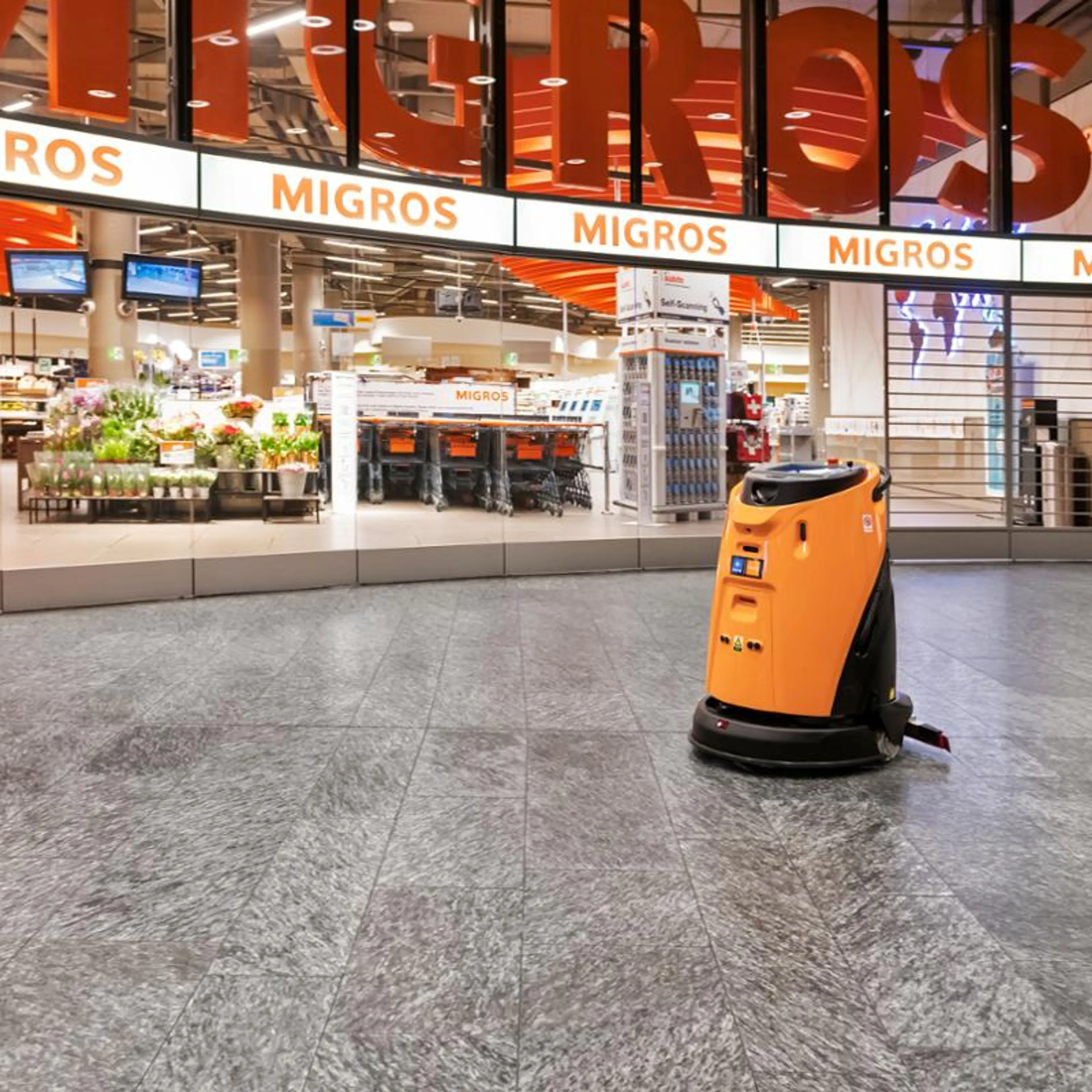 Ecobot som rengjør utenfor en butikk