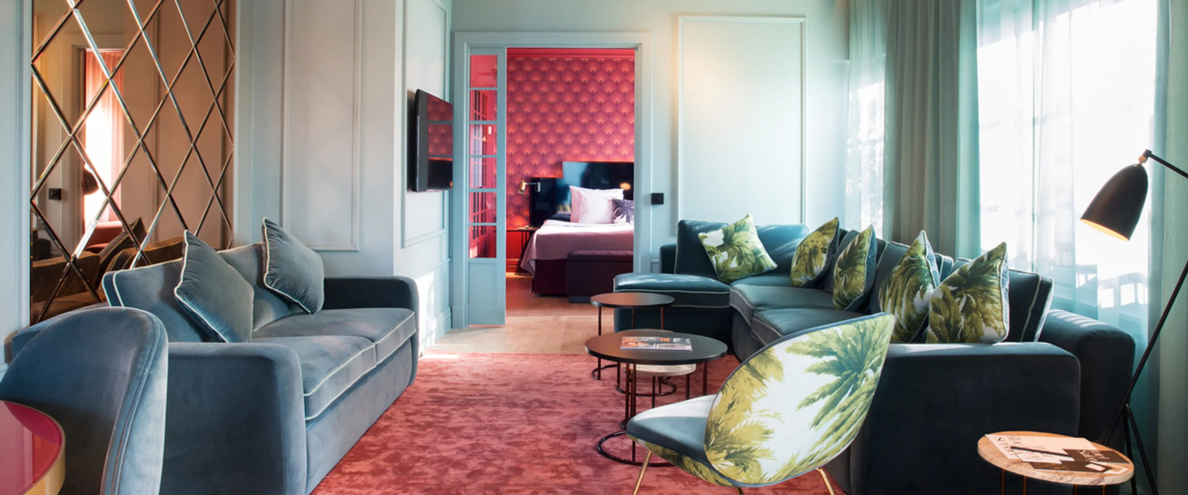 Hotelrom med møbler. Foto: Gubi