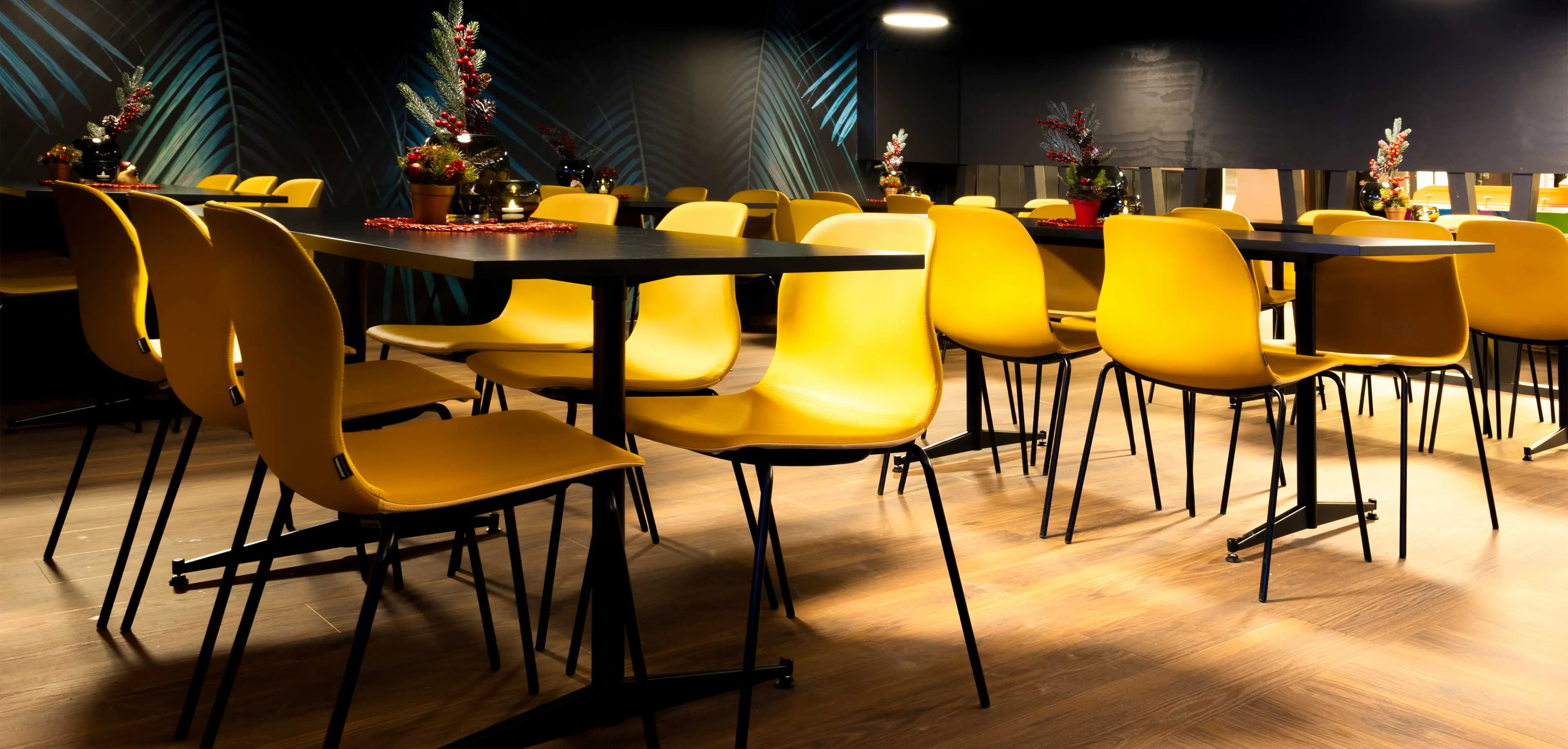 Møbler i sterke farger til Narvik Bowling