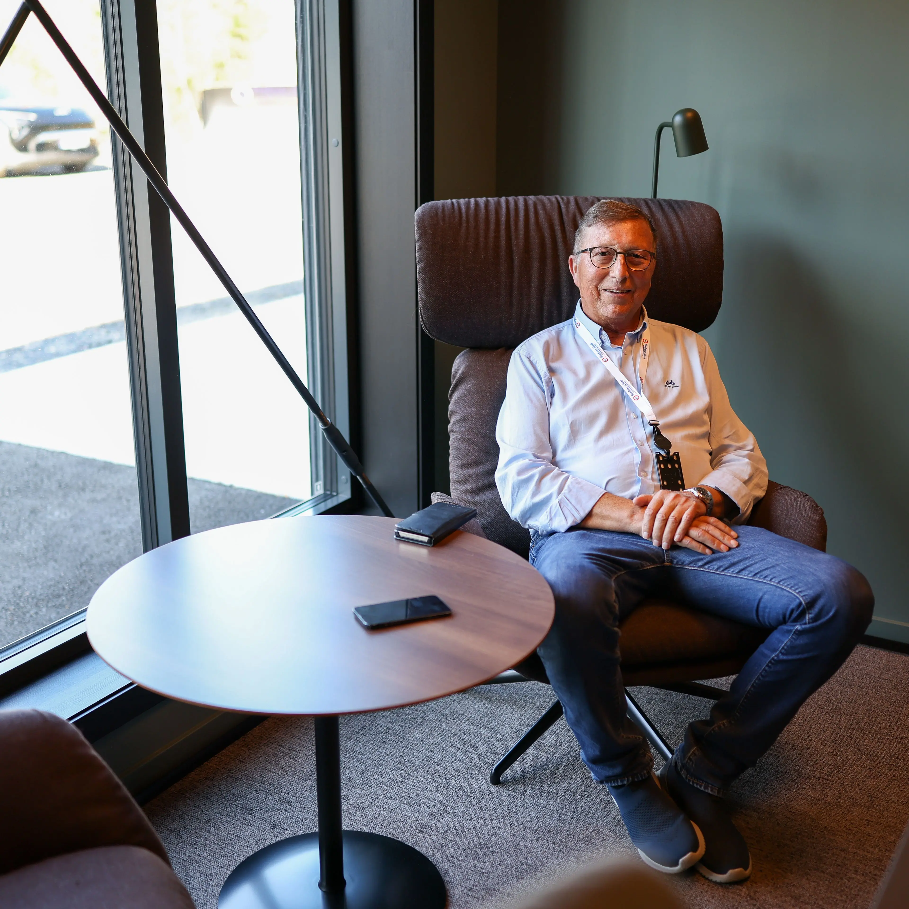 Person sitter i lenestol ved vindu