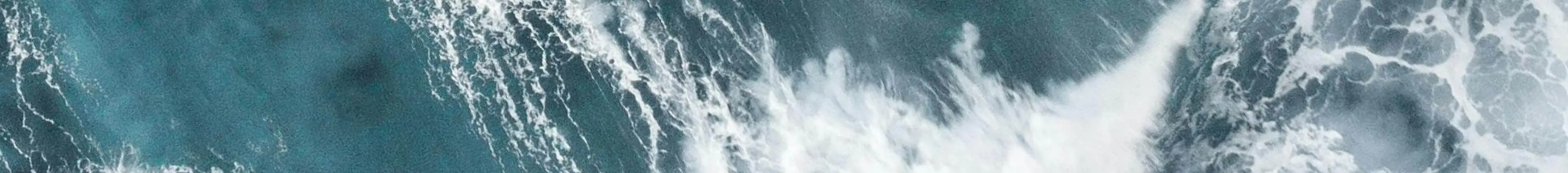 Dronebild over stormende hav