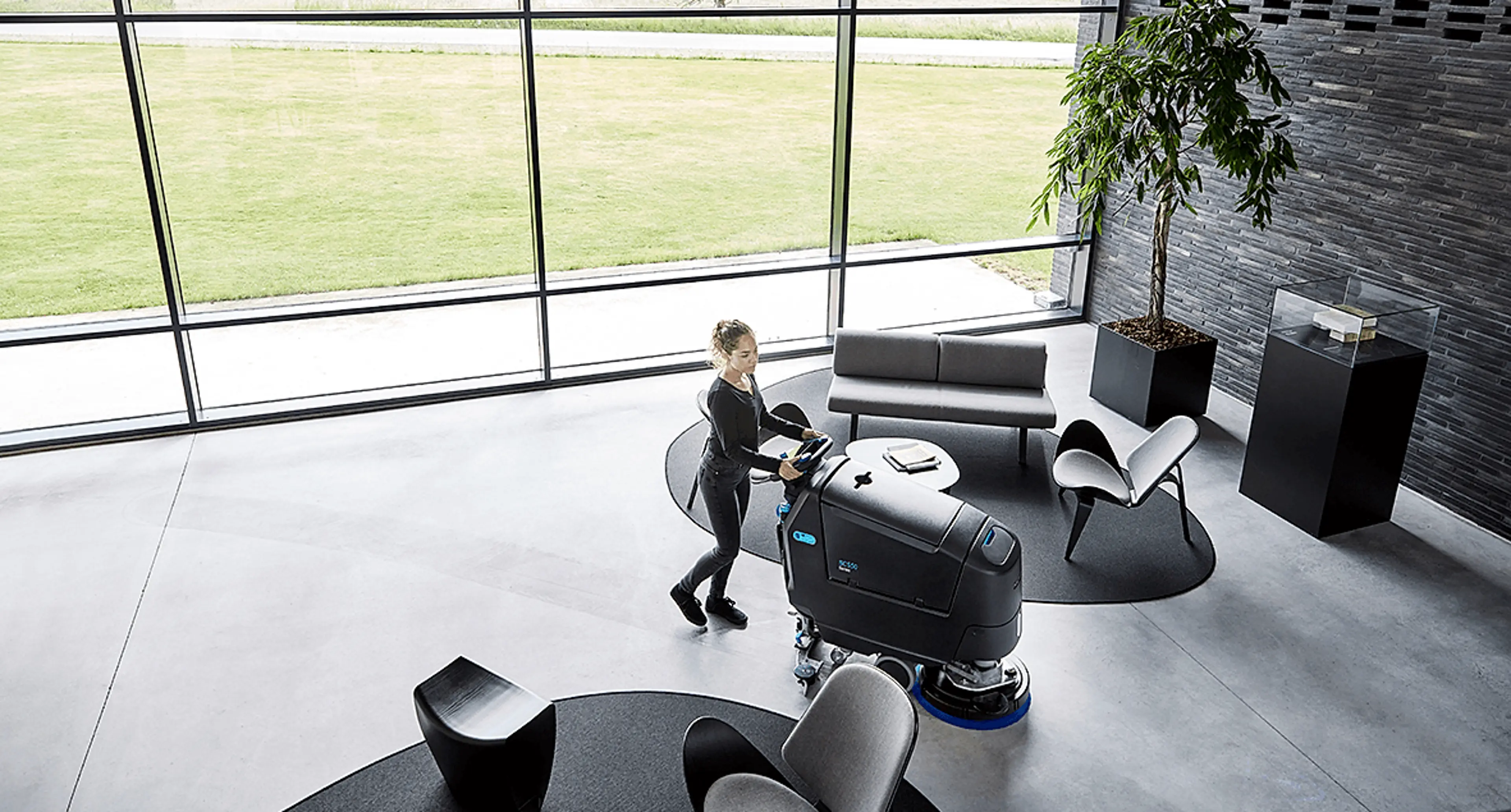 Renholder som vasket gulv med Nilfisk SC550