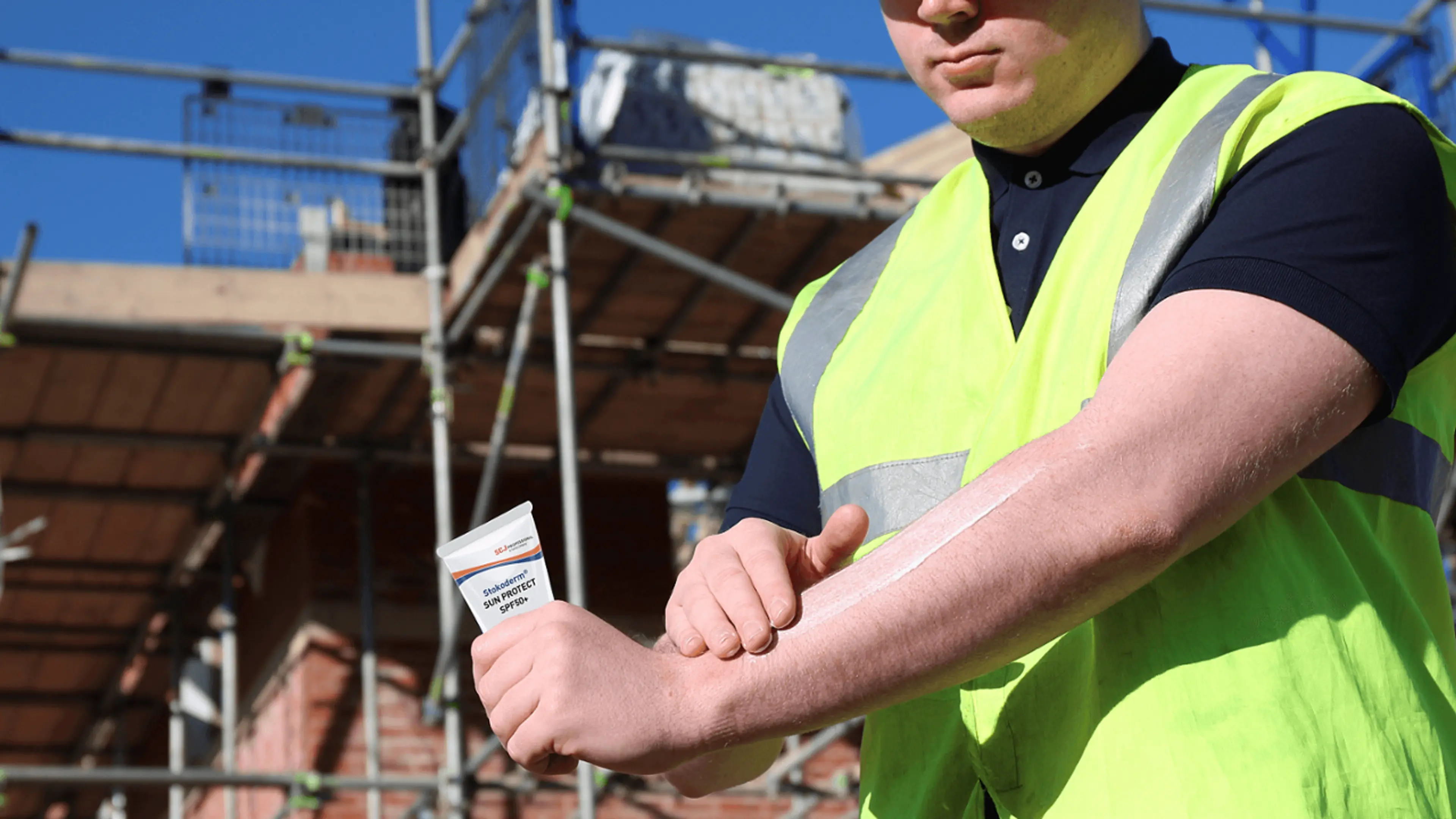 Mann som påfører Stokoderm Solkrem SC Johnson