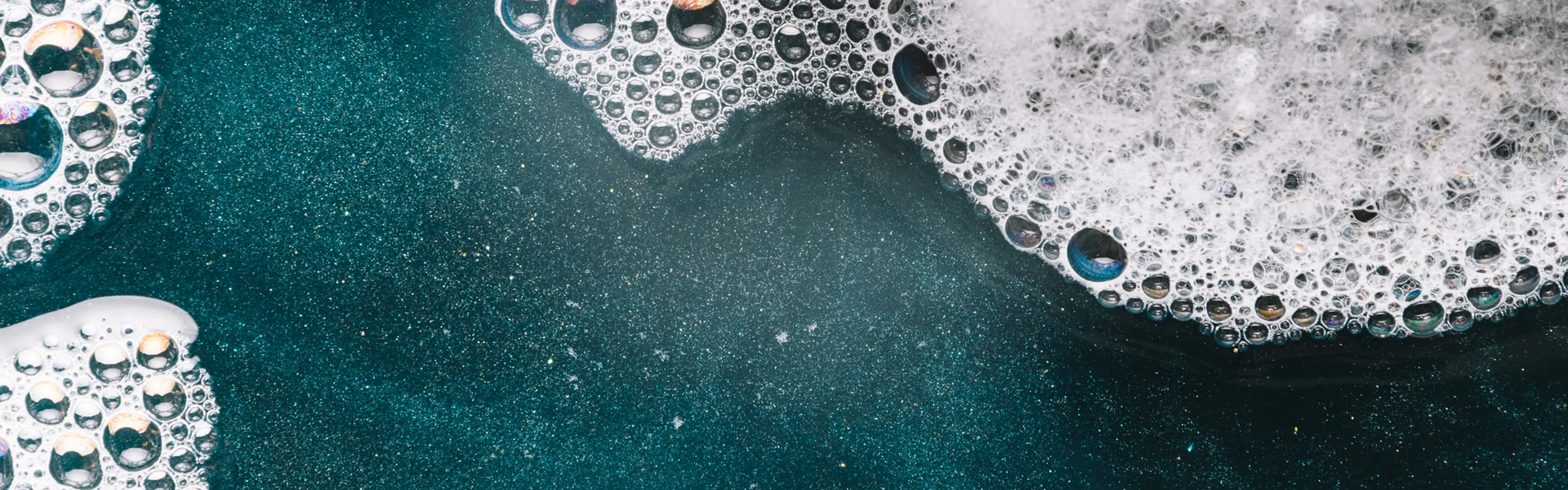 Såpeskum på mørk grønn bakgrunn