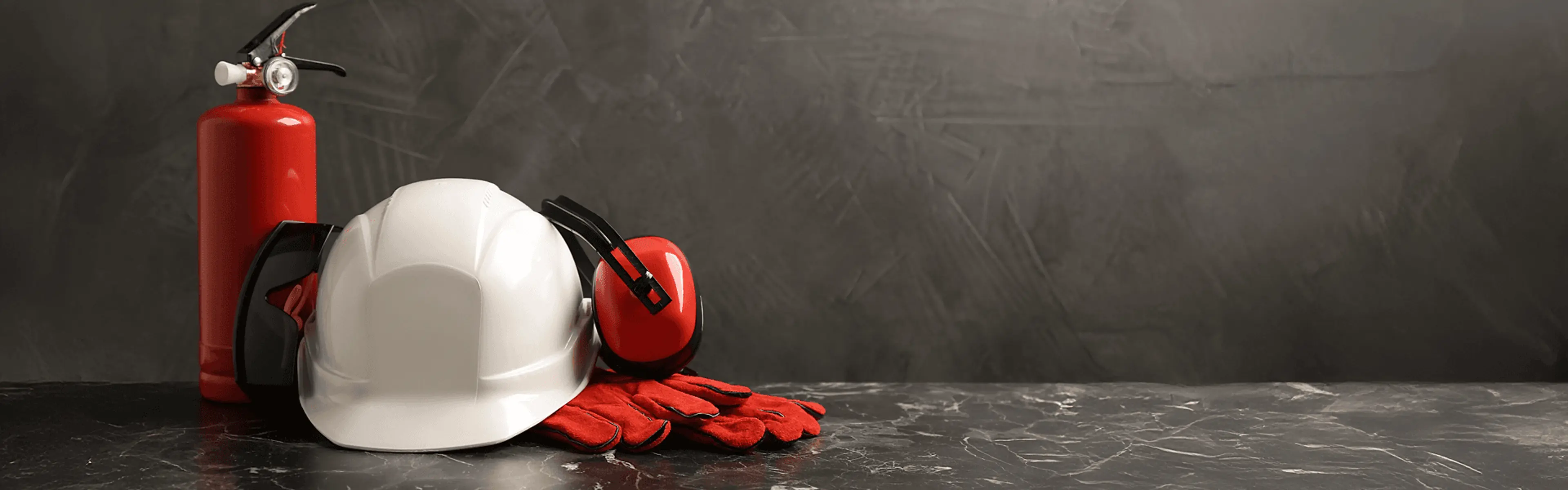 Diverse verneutstyr med grå bakgrunn