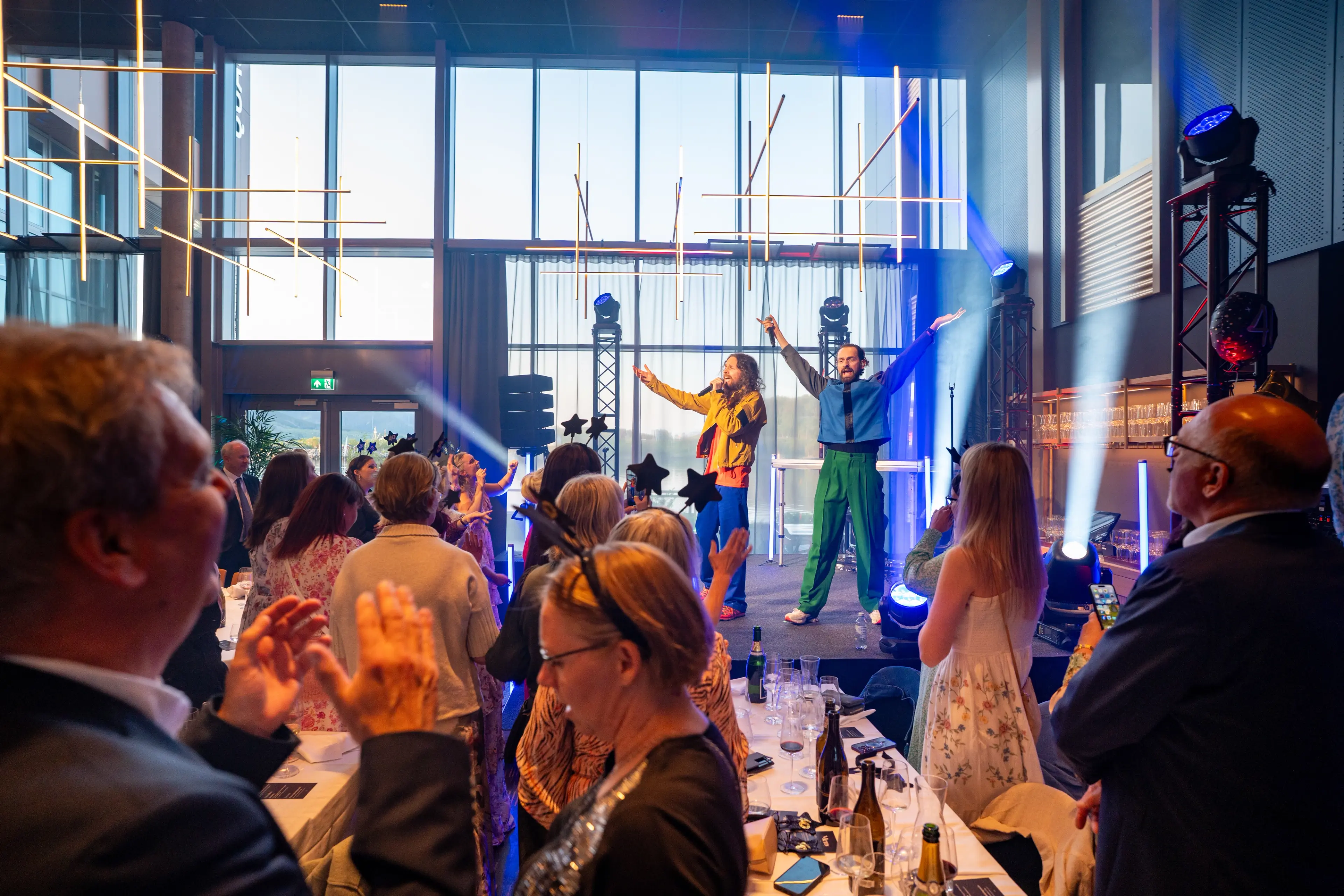 Sirkus Eliassen opptrer på scenen foran et stående, applausgivende publikum under jubileumsmiddagen på Quality Hotel Richard With under Helsedagene 2025.