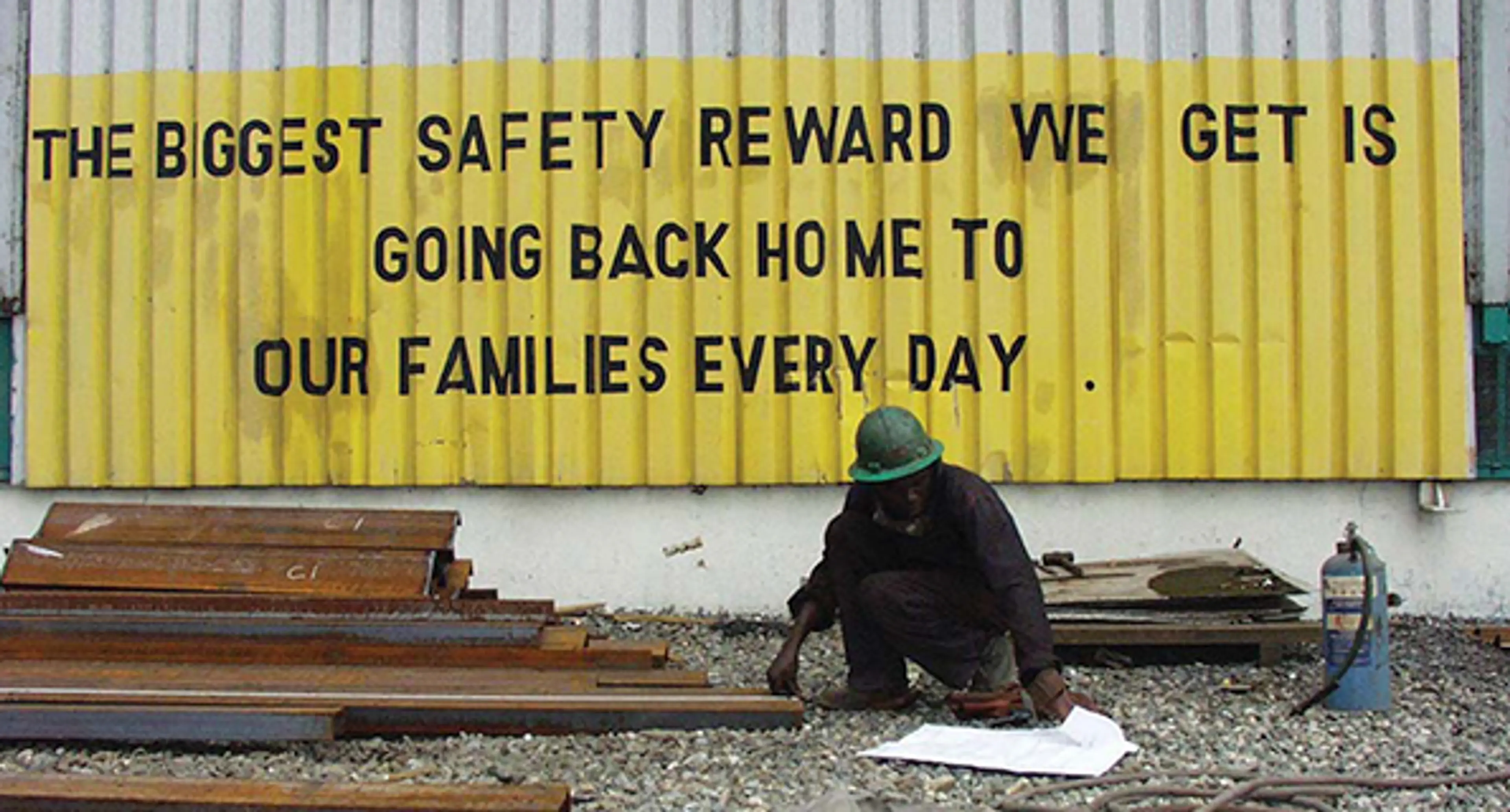 Arbeider med hjelm i utlandet