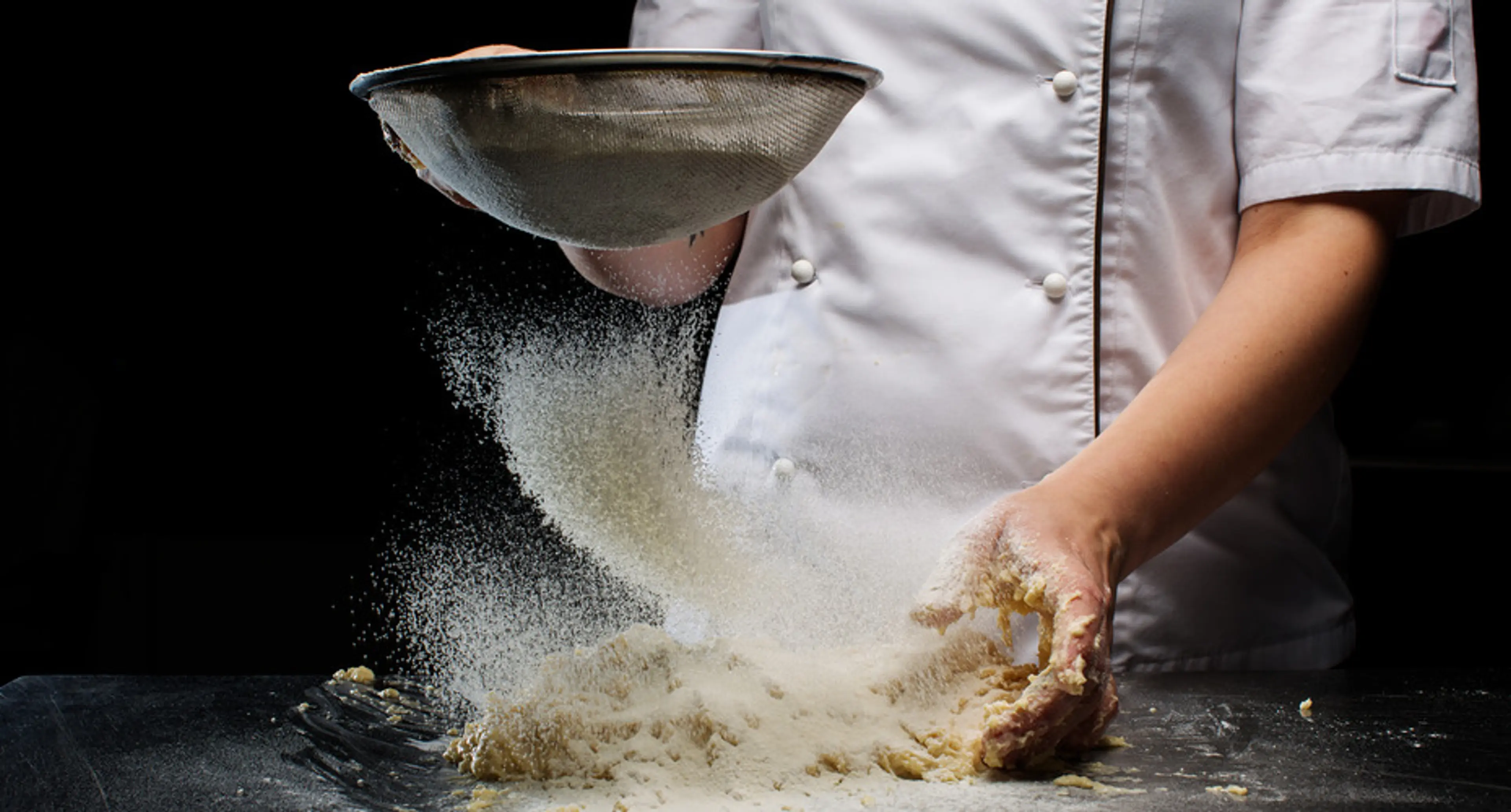 Baker som elter deig