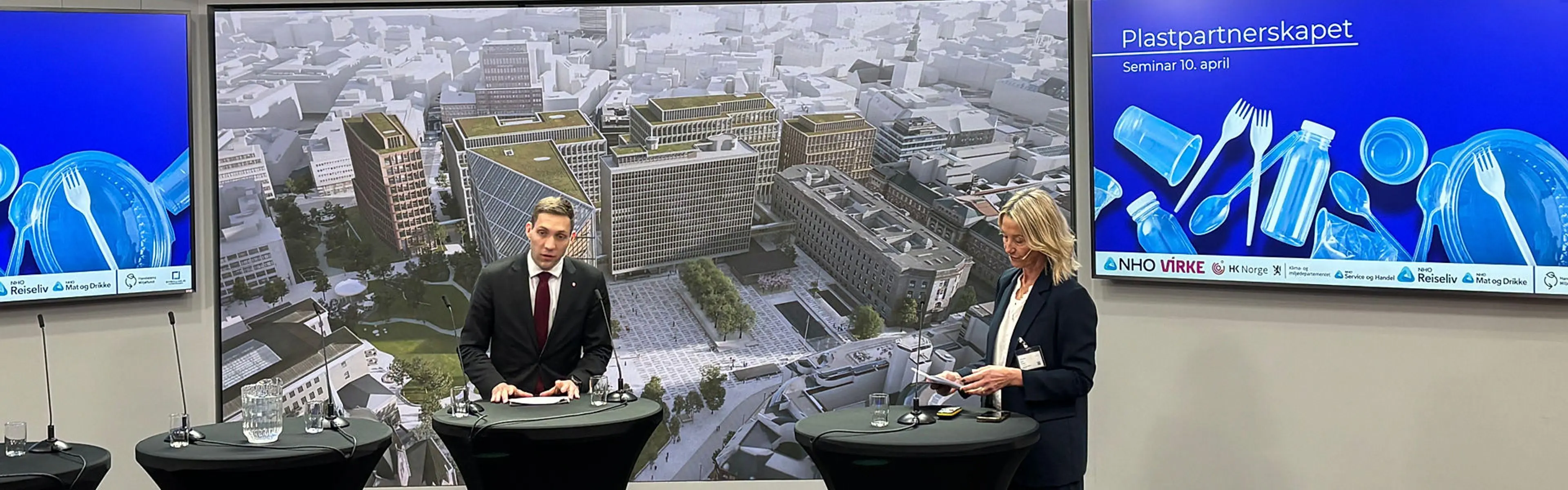 Vi deltar på jevlige samlinger i regi av Plastparnetskapet. Bilder fra samling april 2026. Fra venstre Andreas Bjelland Eriksen, klima- og miljøvernminister, Kari Bunes, Emballasjeforeningen 