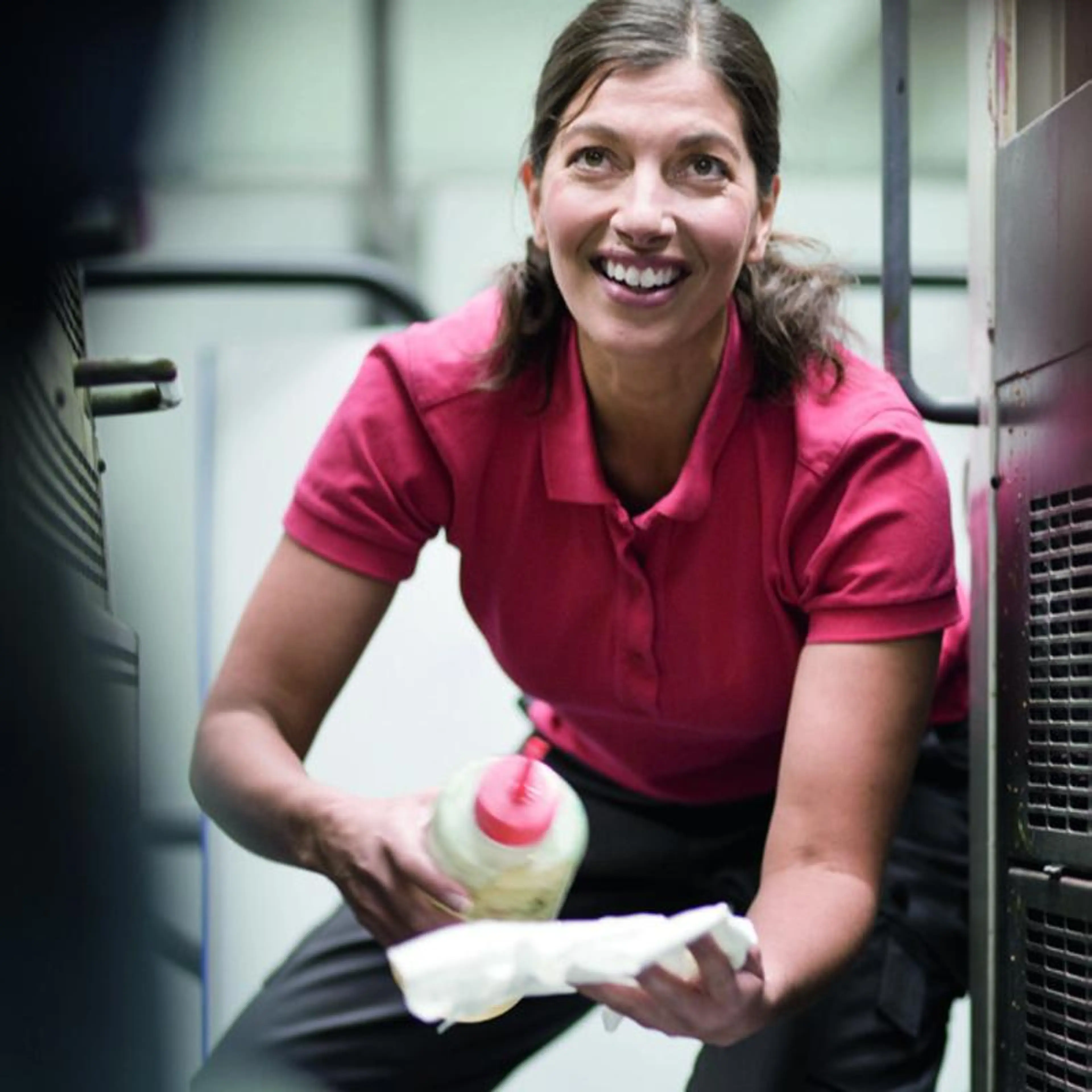 Renholder som tar på kjemikaler i en renholdsklut