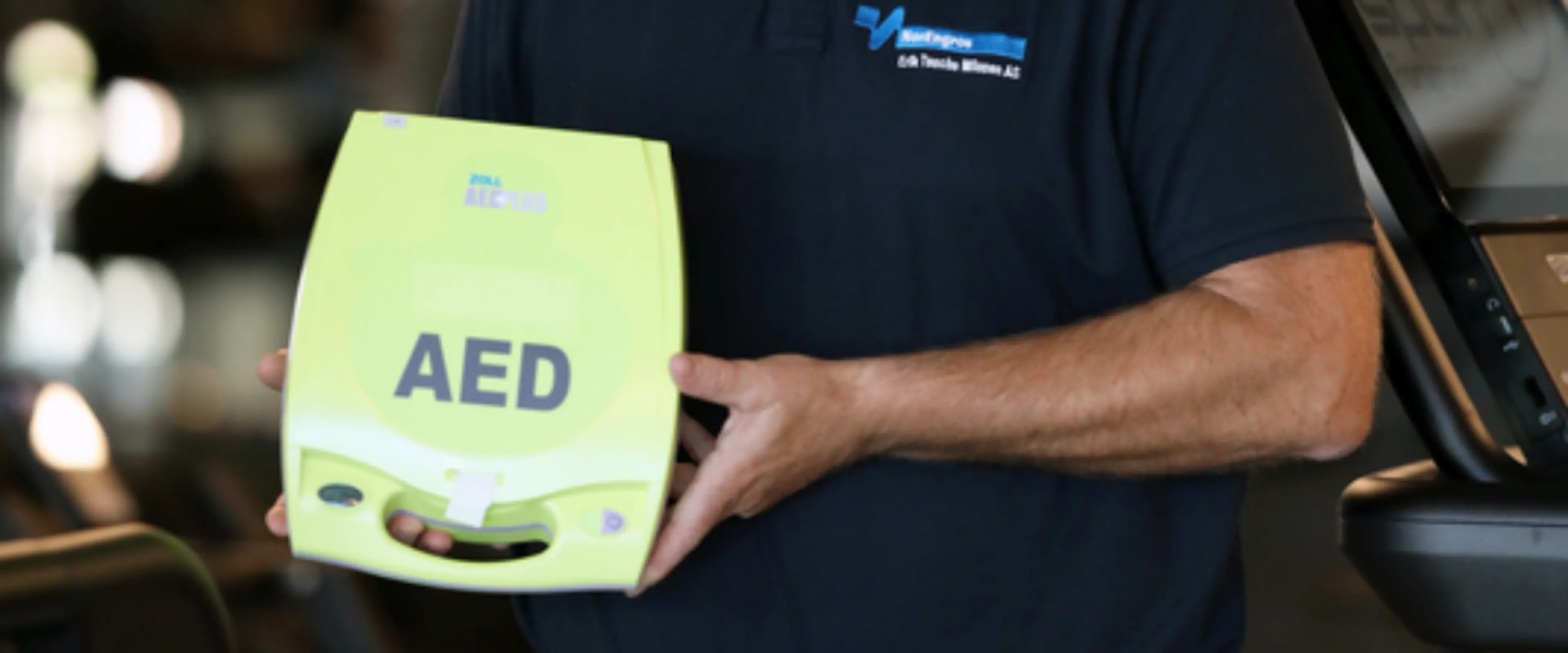 Mann som holder Zoll AED Hjertestarter