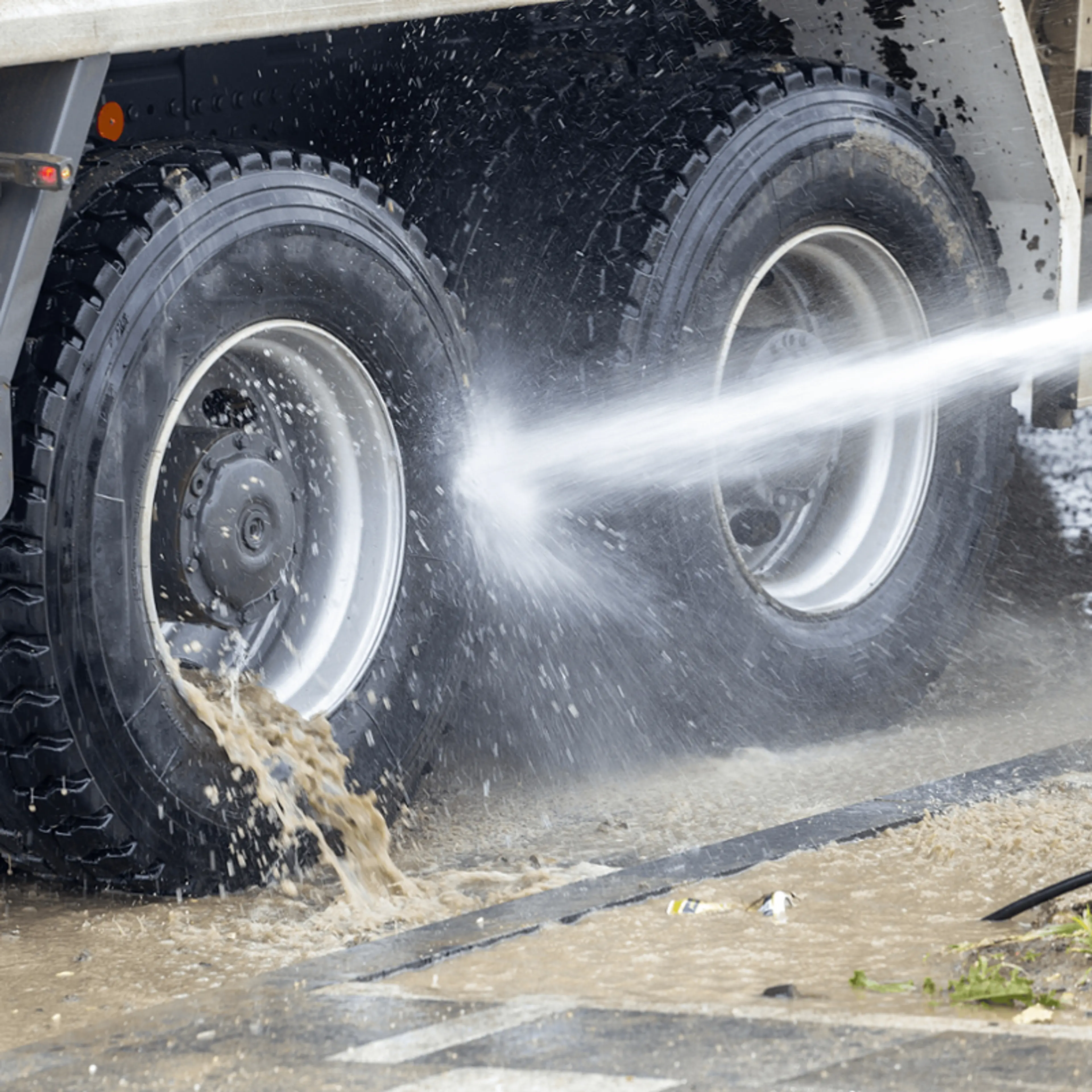 Nærbilde av lastebil i vaskehall