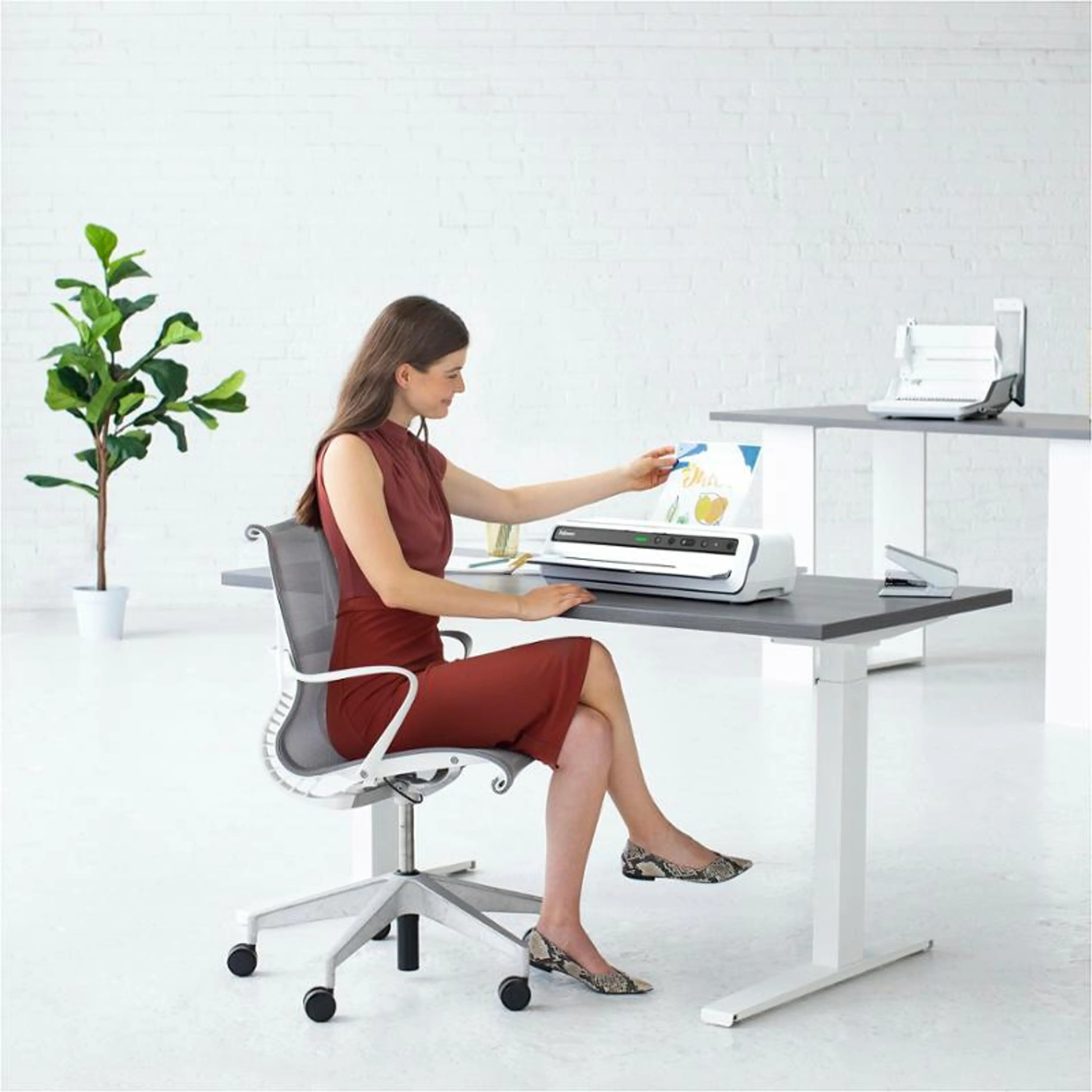 Kvinne som laminerer et dokument