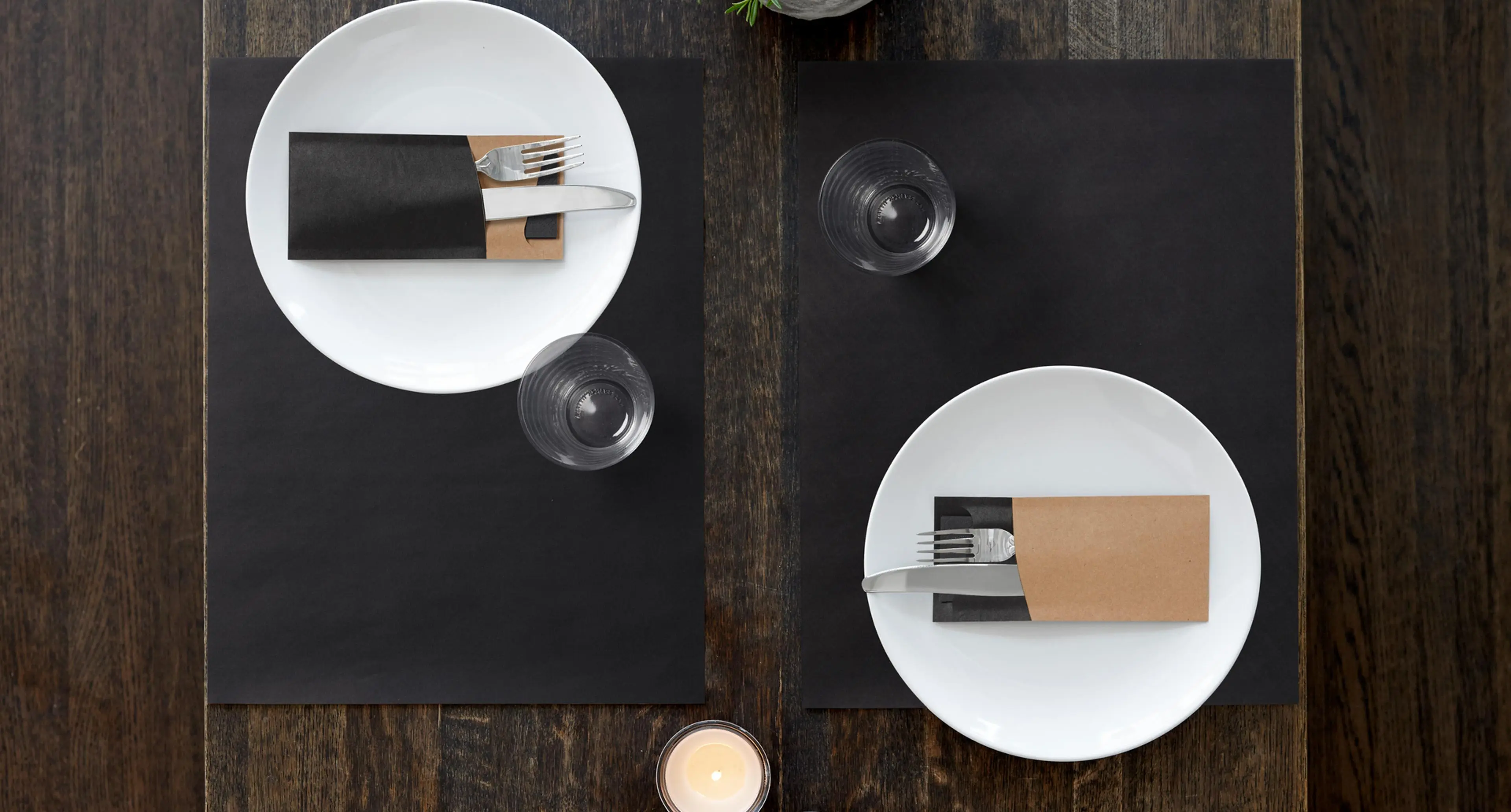 Bord dekket med servise, glass og bestikk