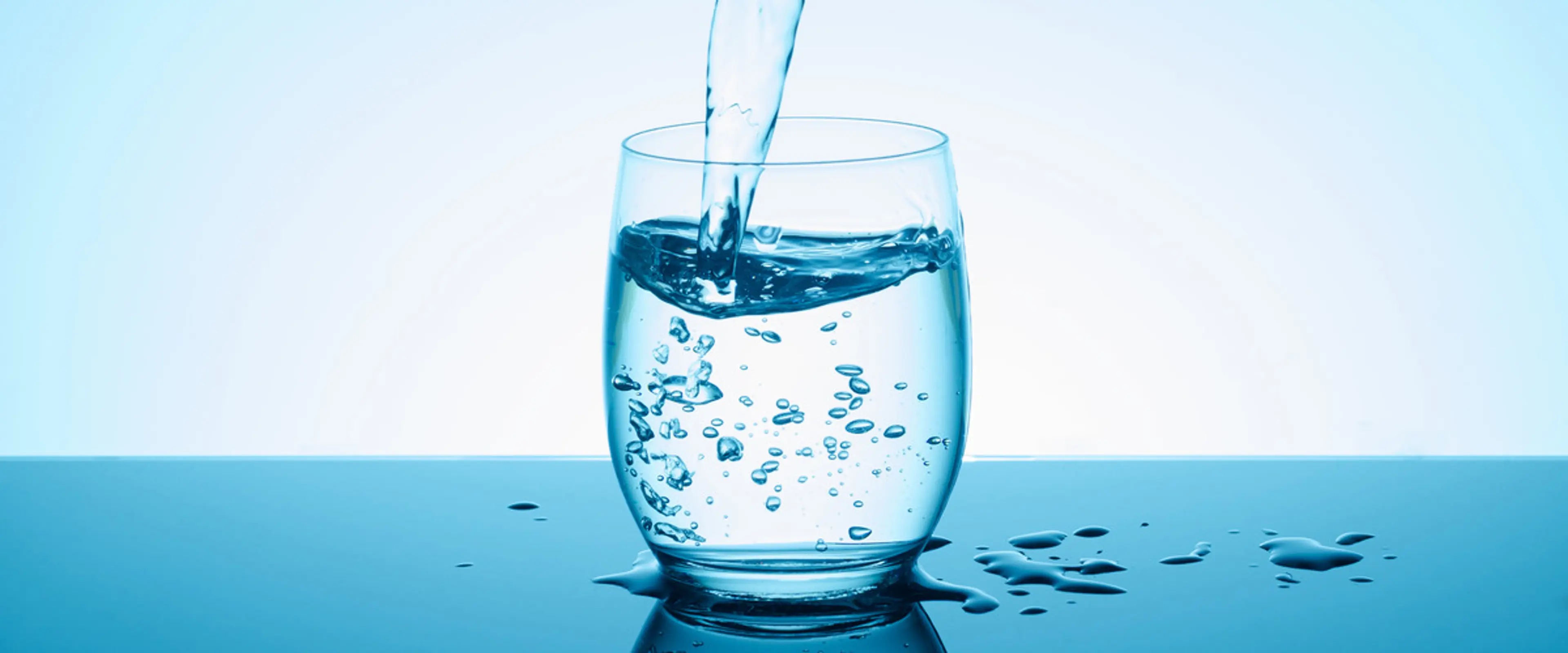 Glass som fylles med vann