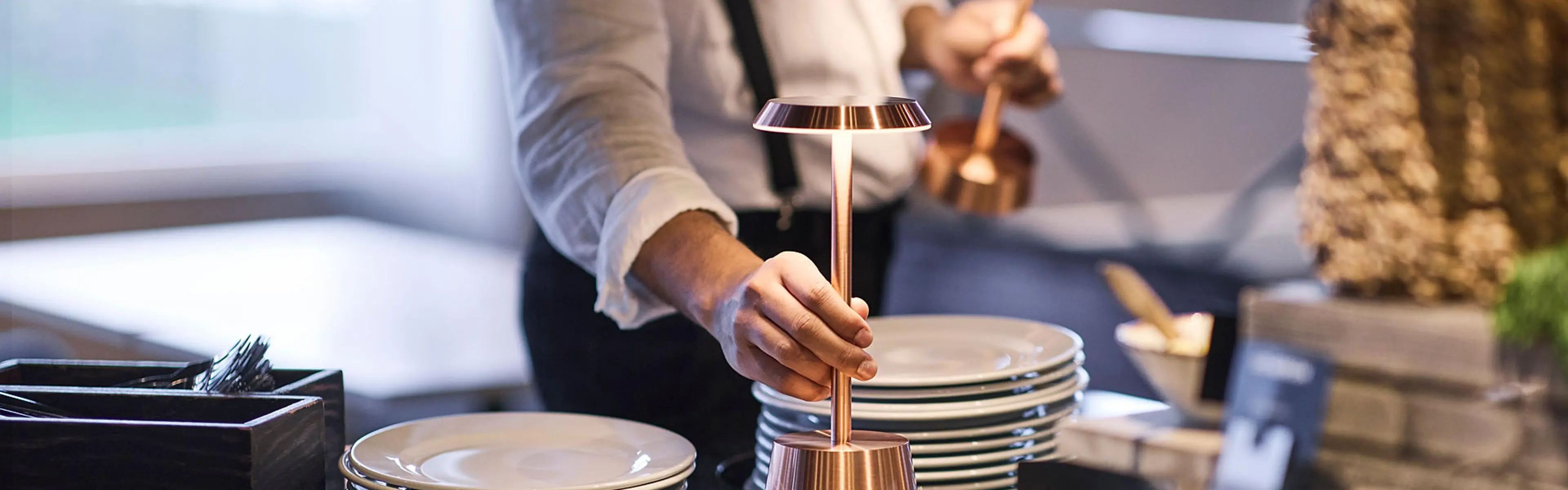 Person dekker bord på restaurant