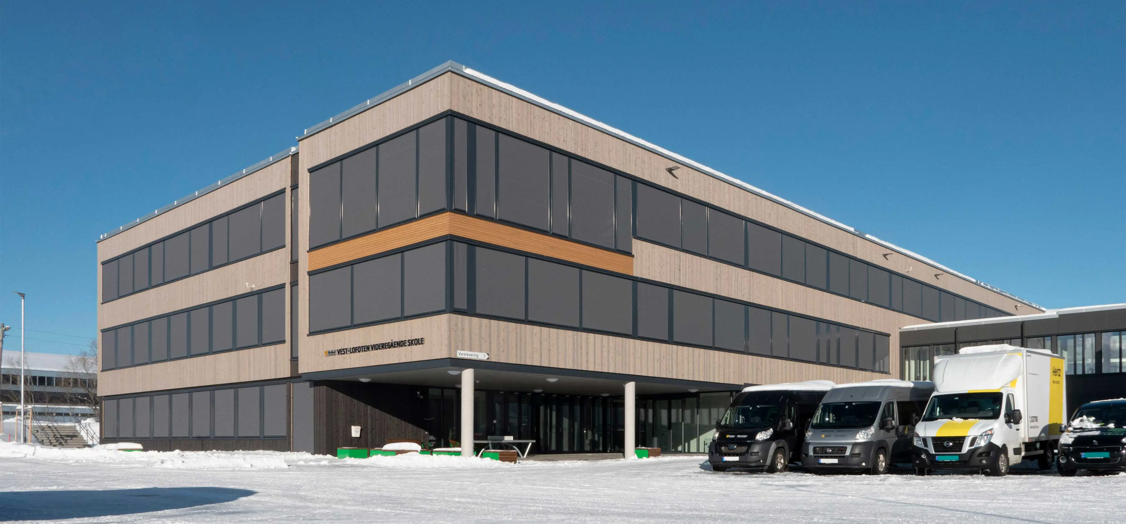 Vest-Lofoten Videregående skole på Leknes, hovedinngang