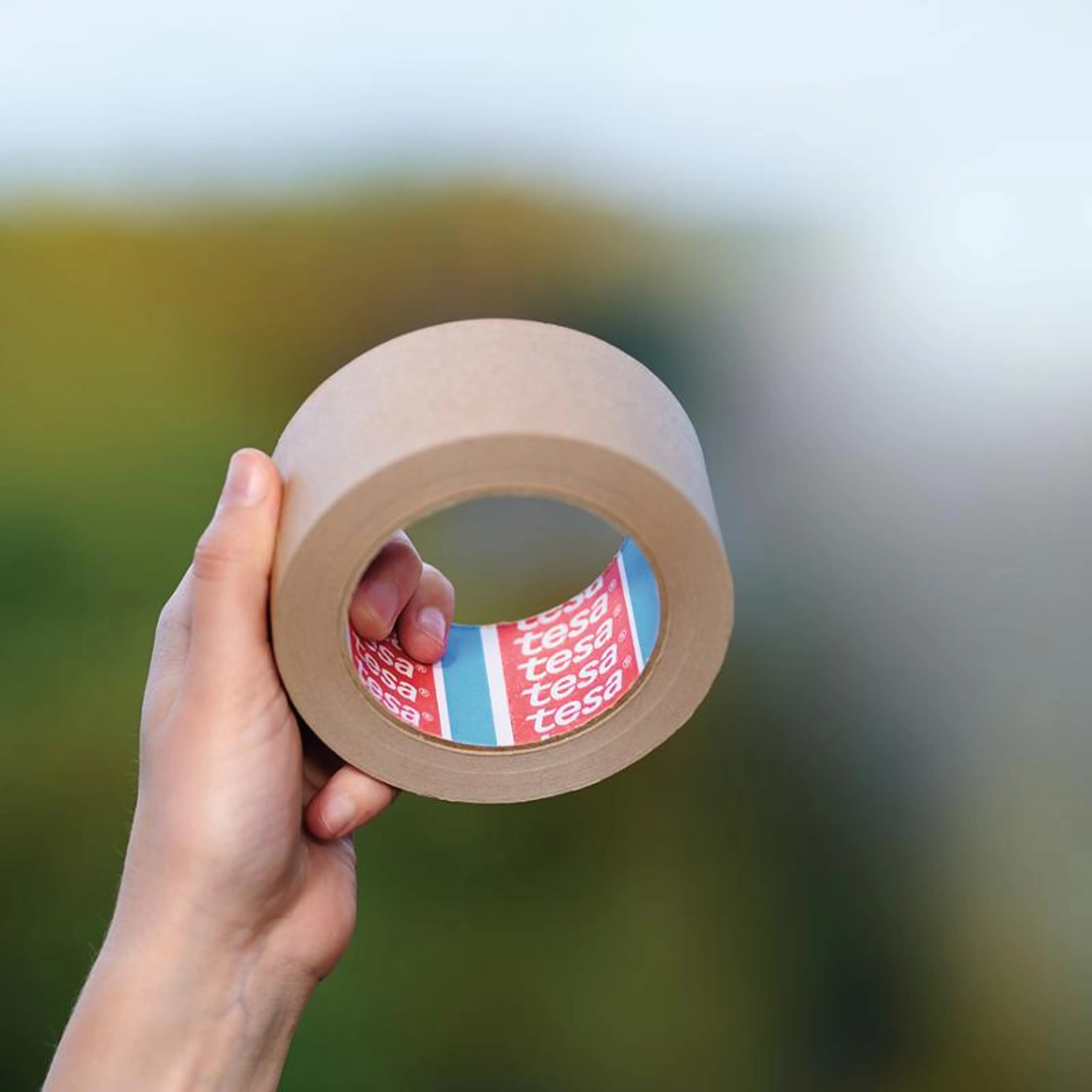 Dame holder tesa papirtape