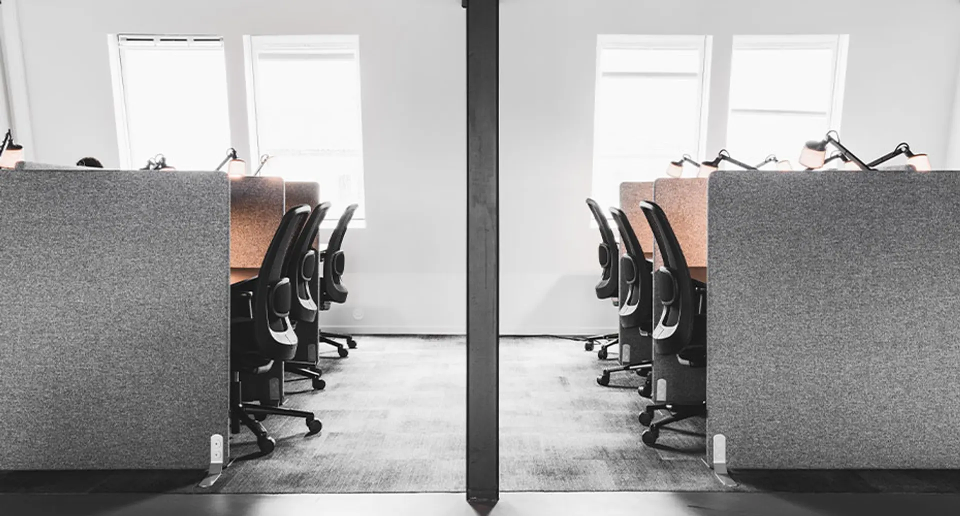 Bildet av arbeidstasjoner i Tower sine kontorer i Bergen