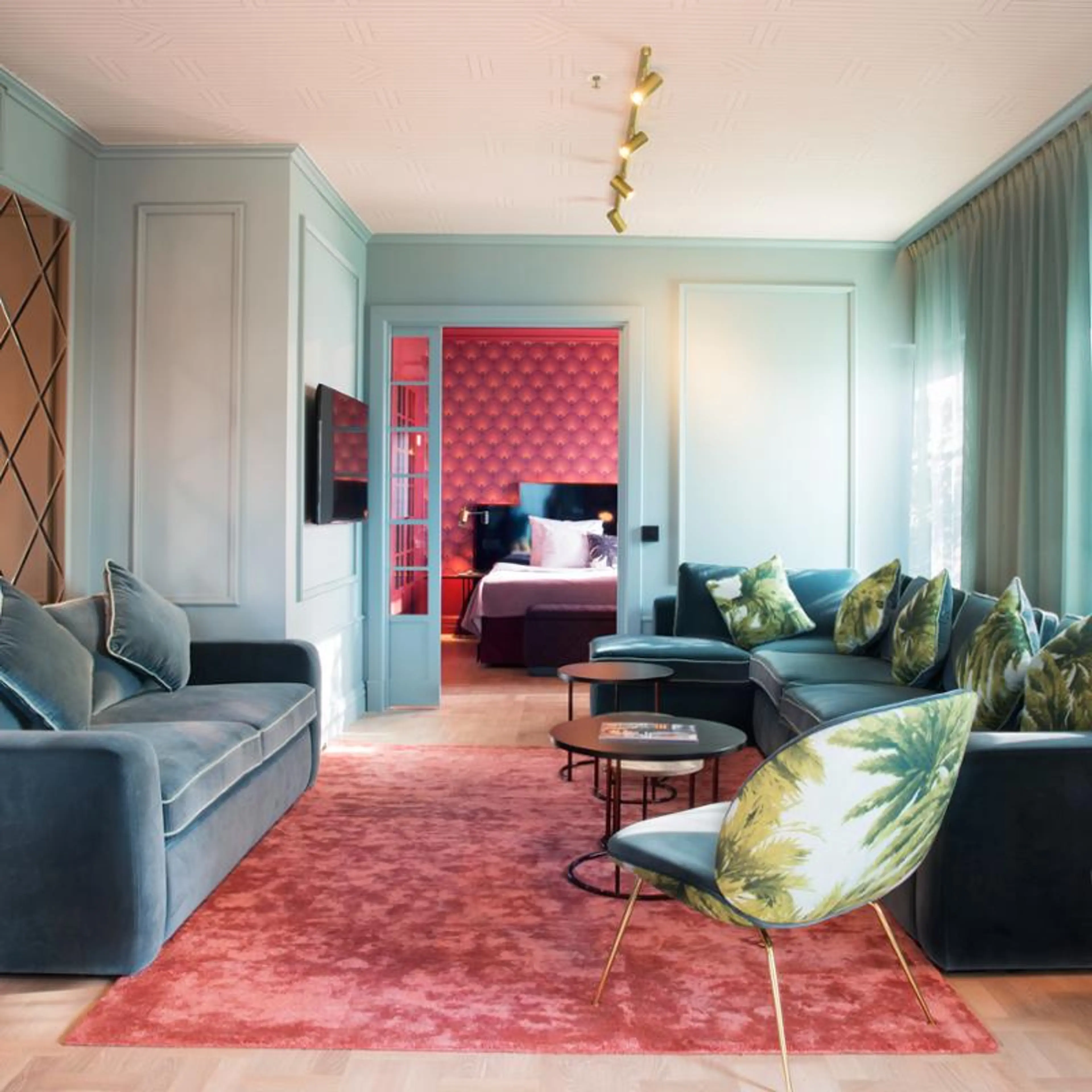 Hotelrom med møbler. Foto: Gubi