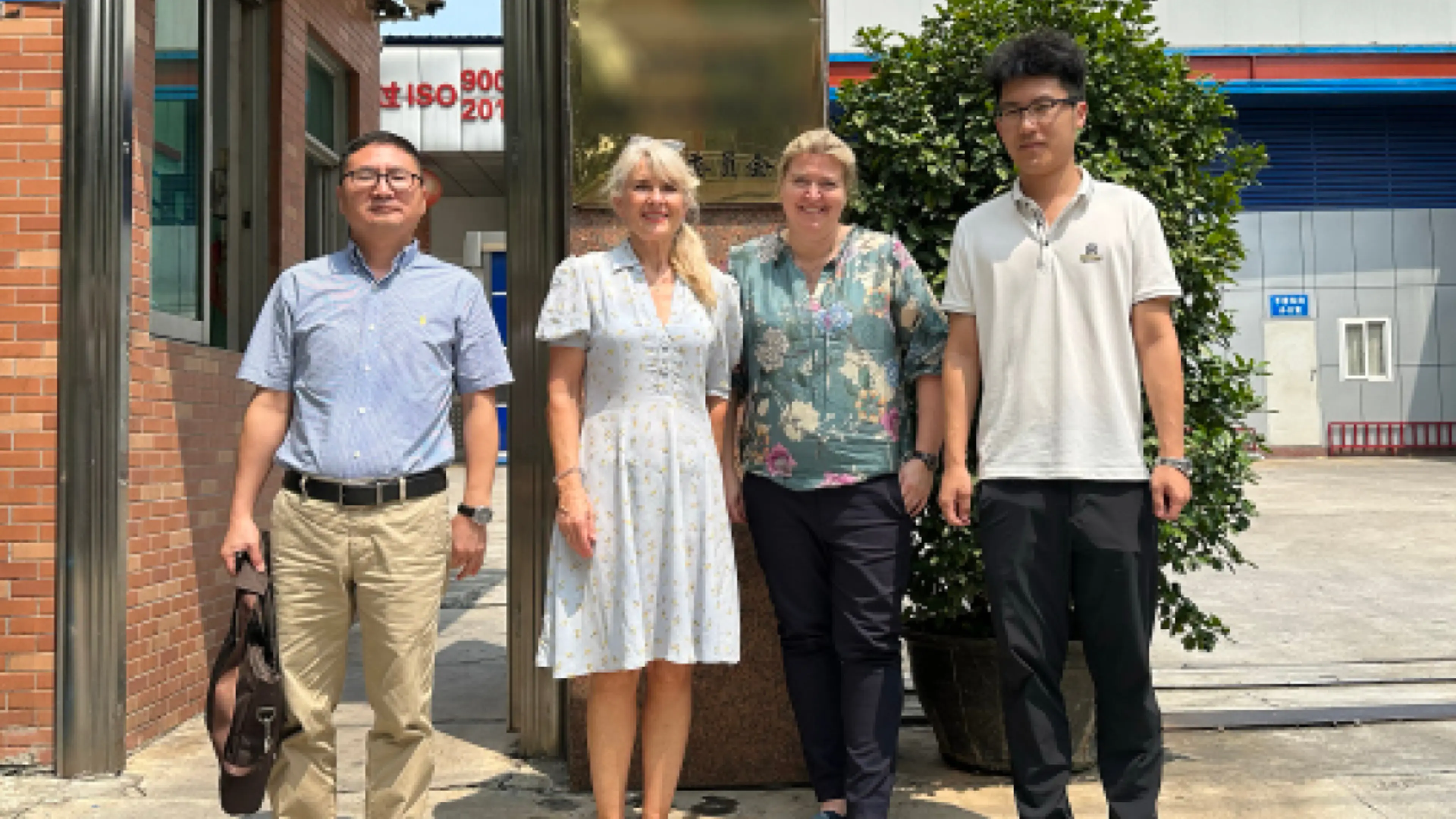 Personer utenfor fabrikk