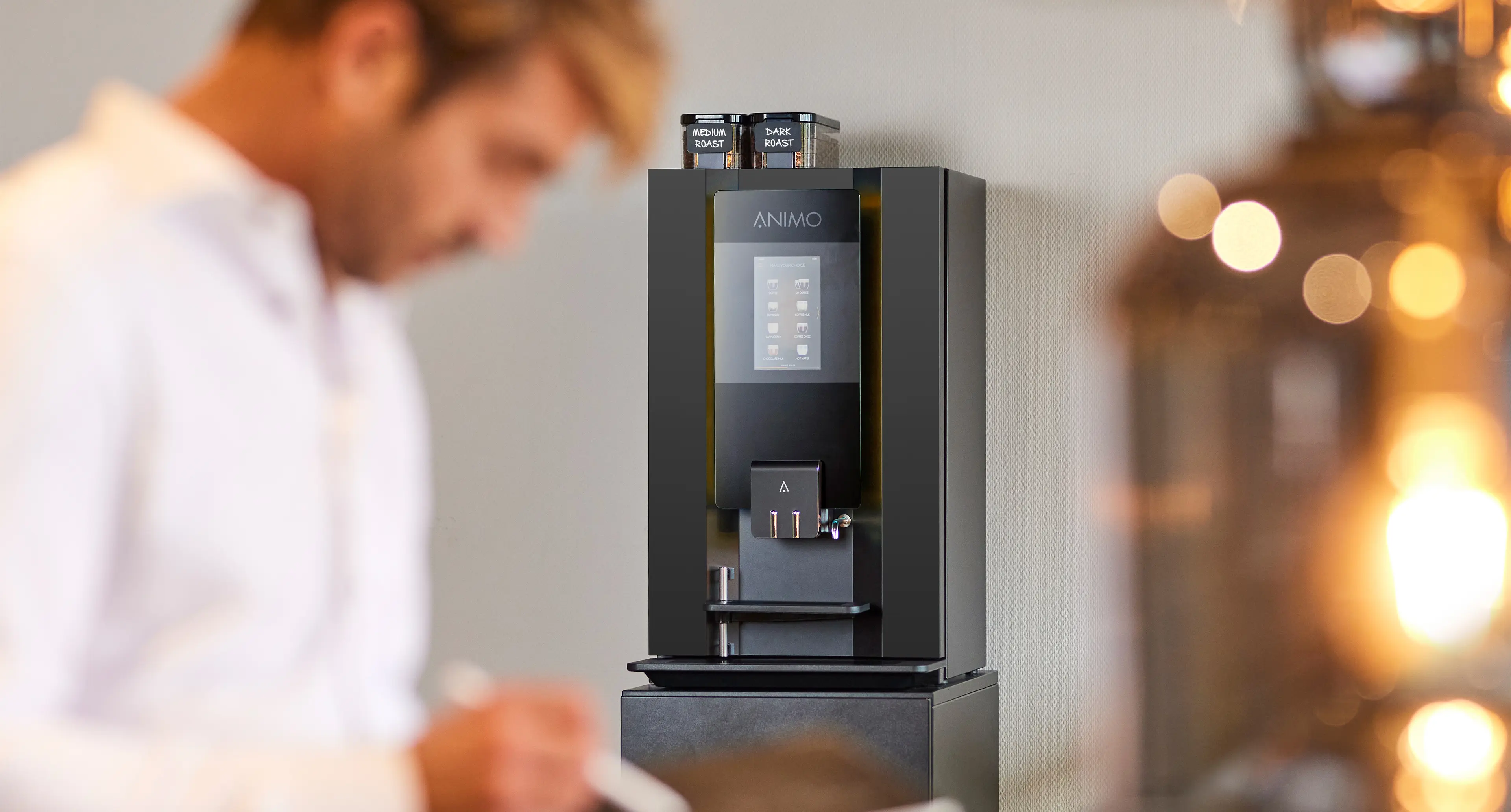 Bildet viser en kaffemaskin i en frokostmatsal