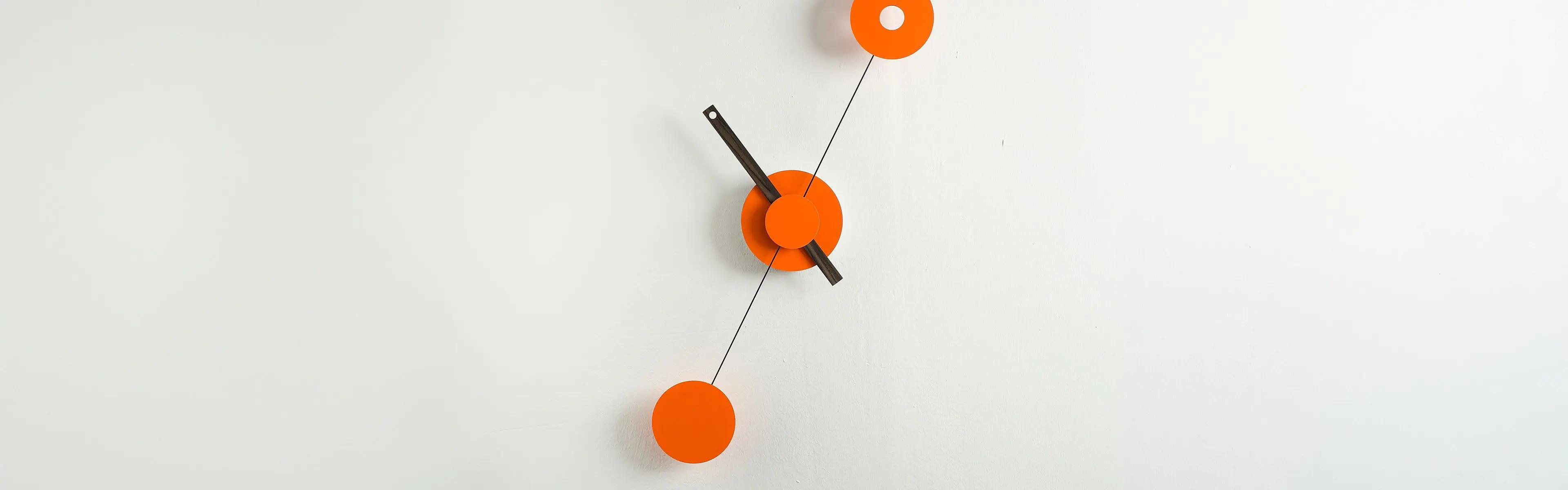 Minimalistisk klokke på vegg