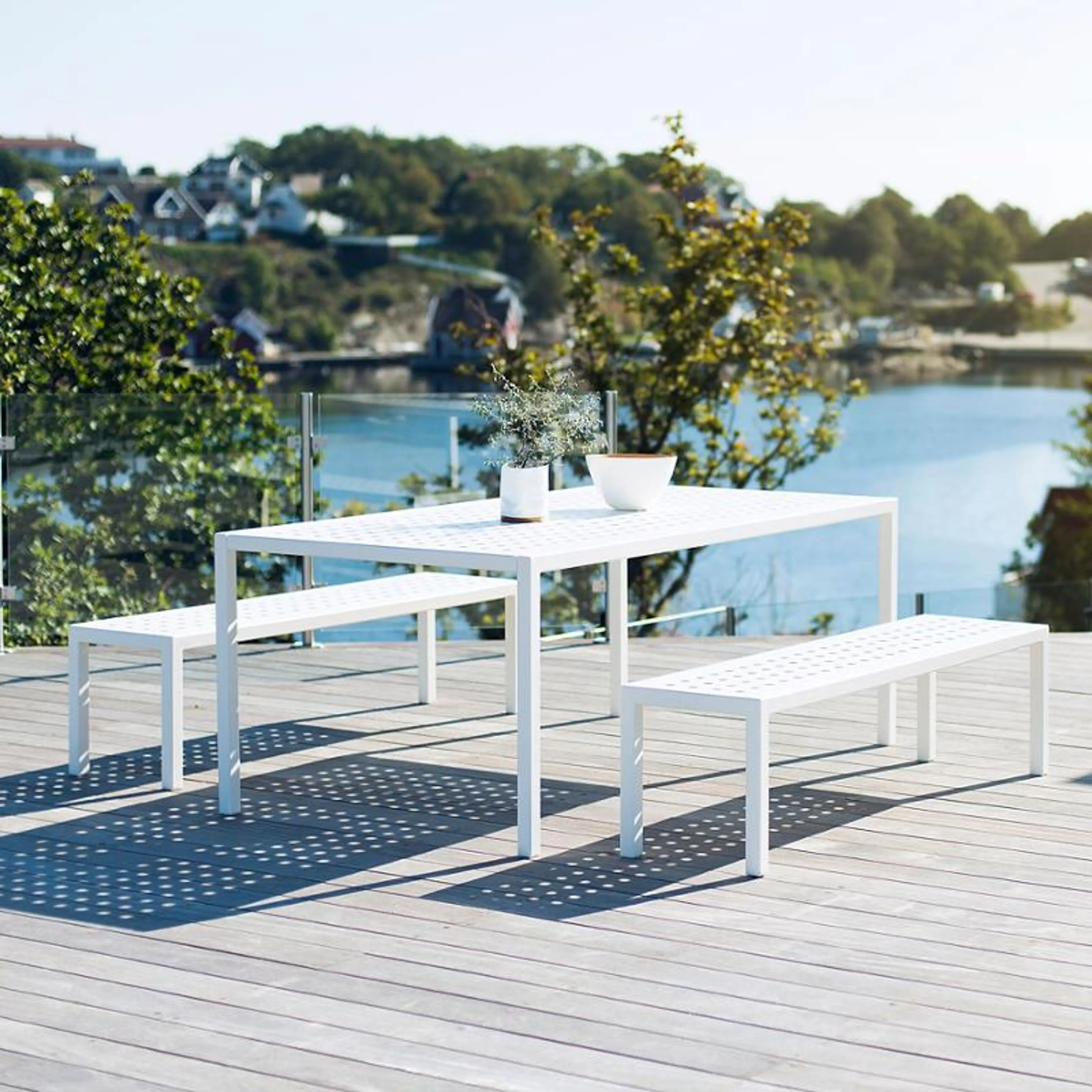 Frame spisebord og Frame Benk fra Sundays