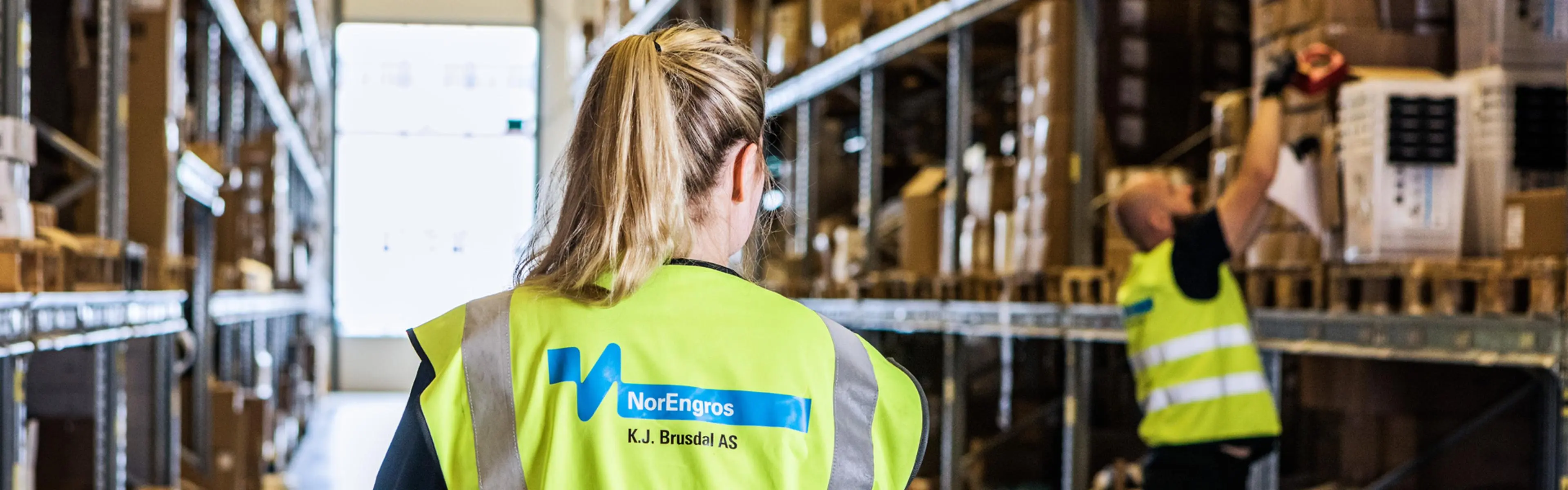 Lagermedarbeidere jobber på lager