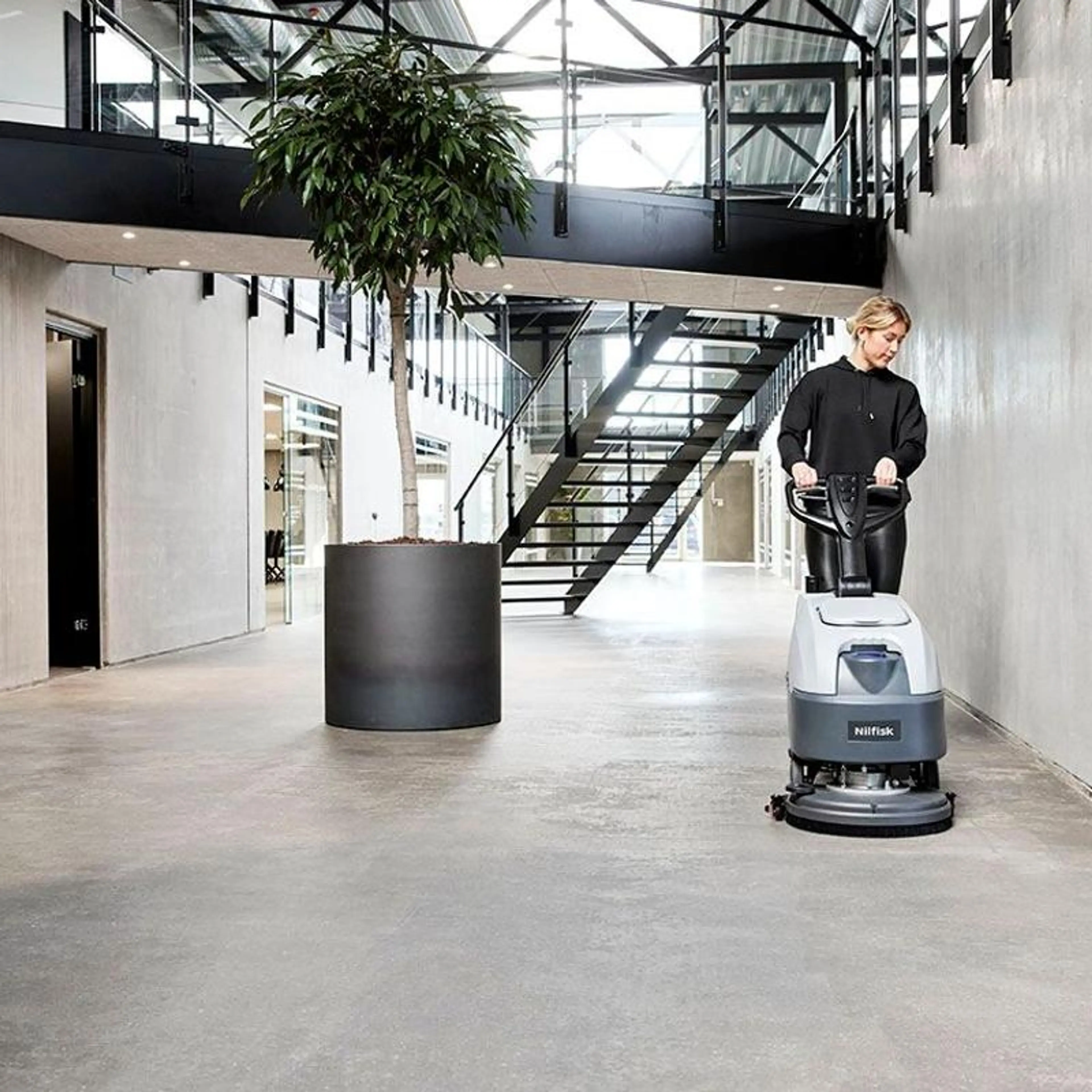 Renholder som vasker med SC370 gulvvasker