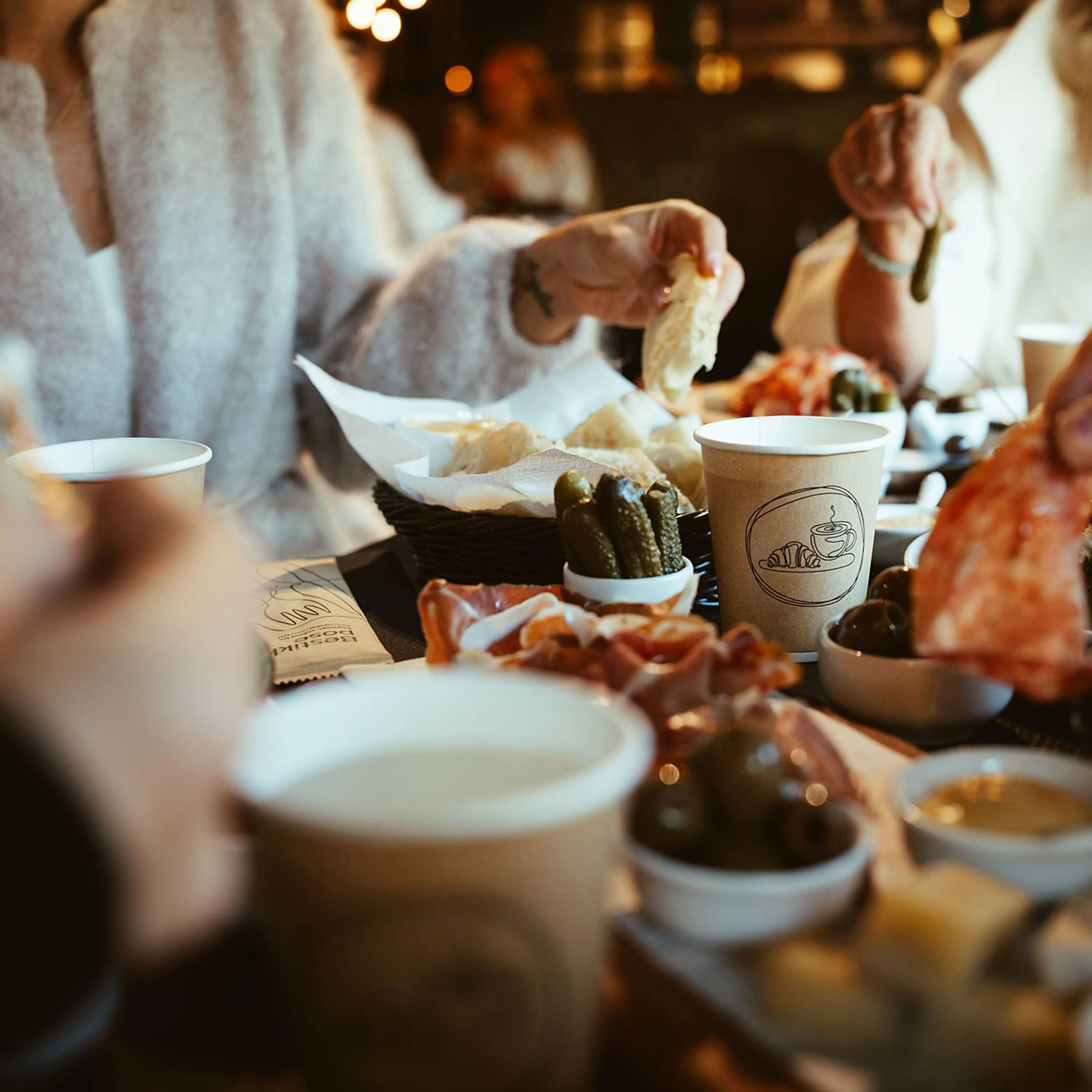 Nærbilde av bord med tapas og Stund engangskopper og -bestikk