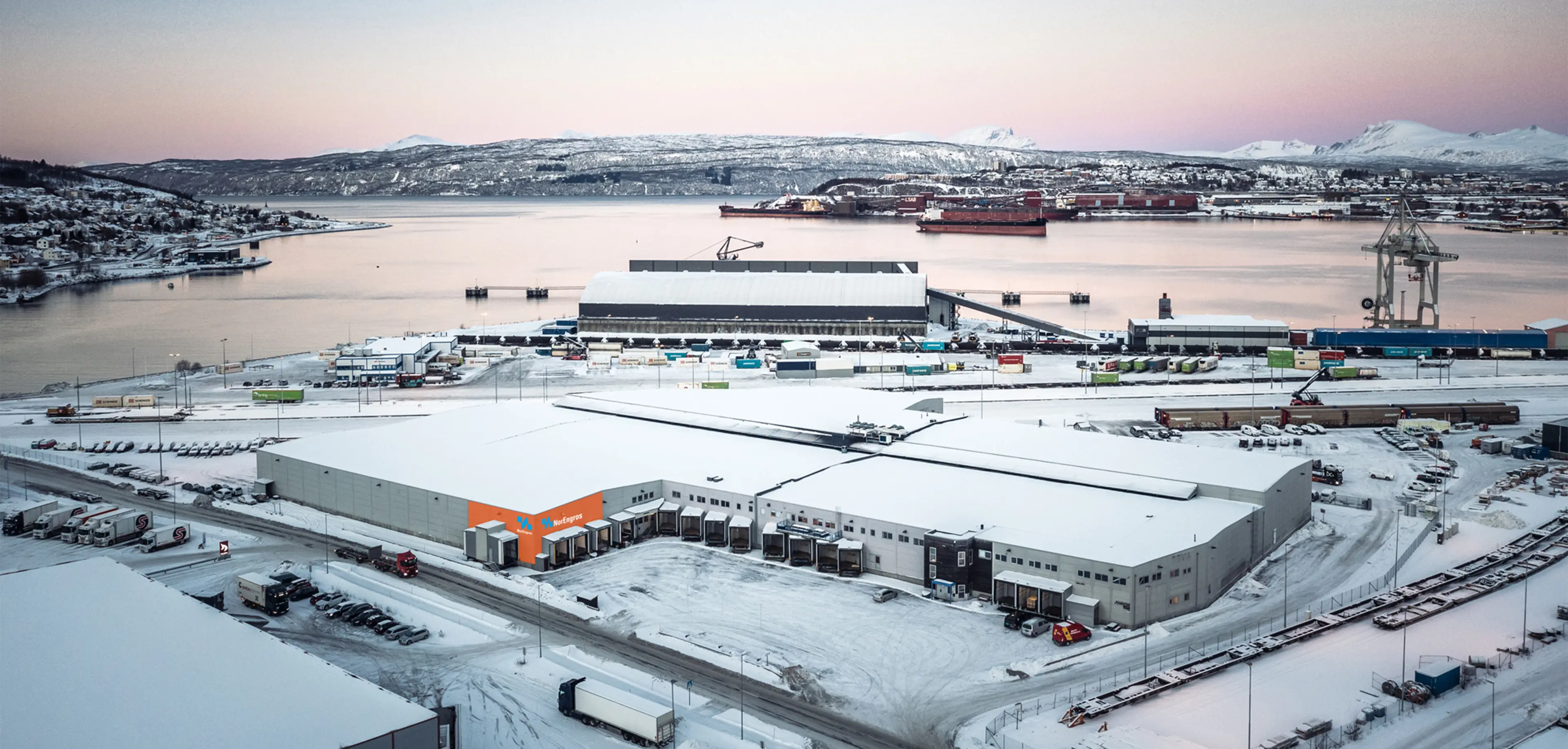 Dronebilde som viser hele næringsbygget i Skarvenesveien 3