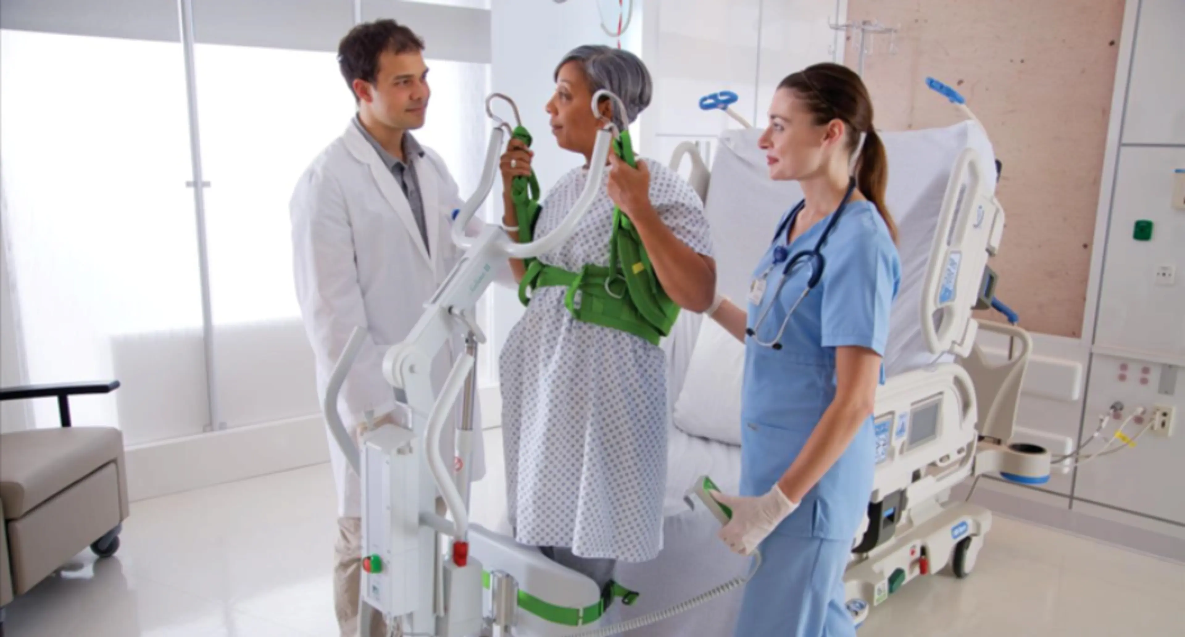 Pasient som bruker pasientløfter med hjelp av lege og sykepleier