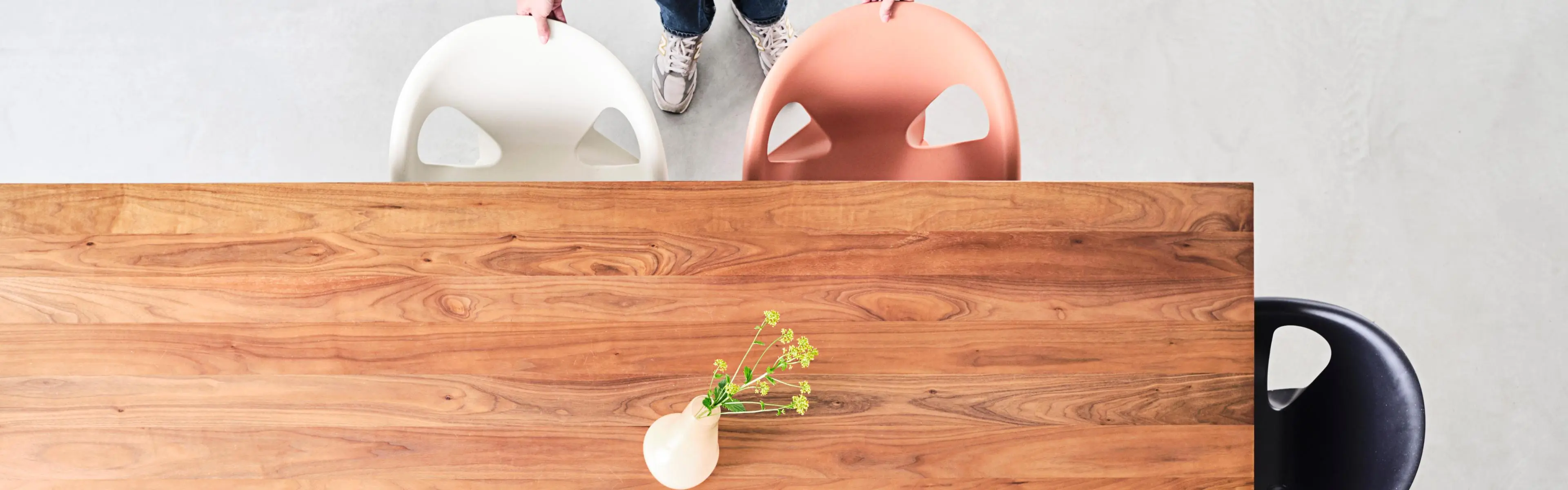 Magis Bell Chair rundt et bord