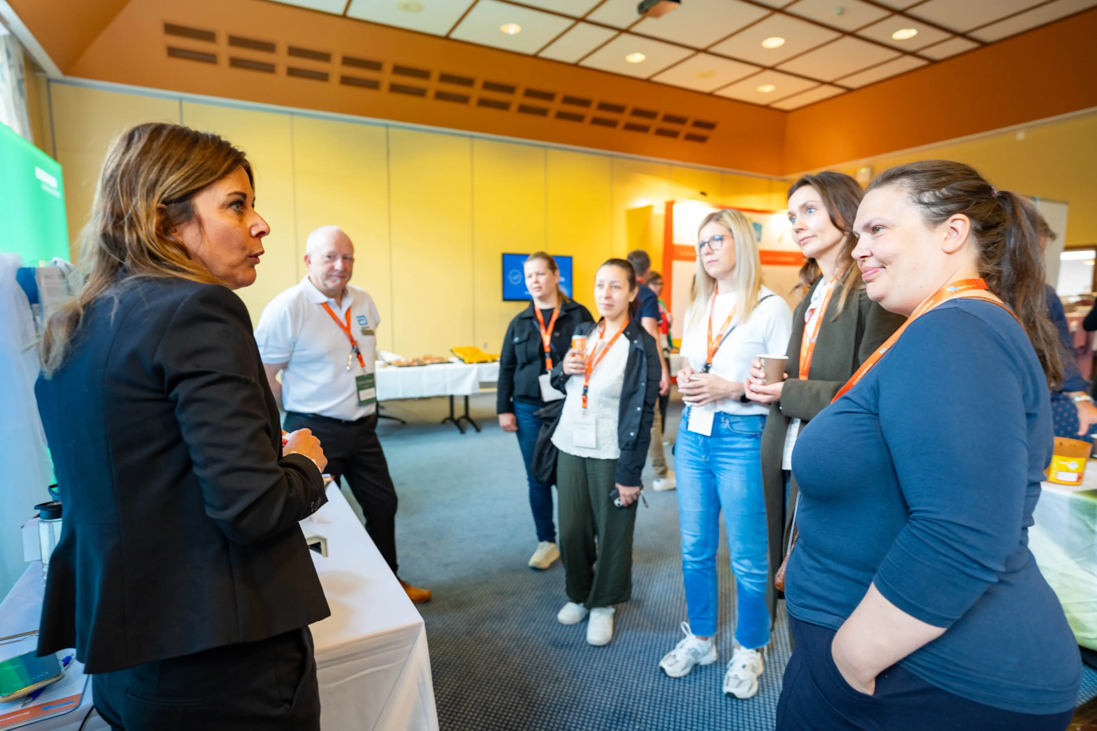 Leverandør presenterer produkt til interesserte deltakere under Helsedagene 2025.