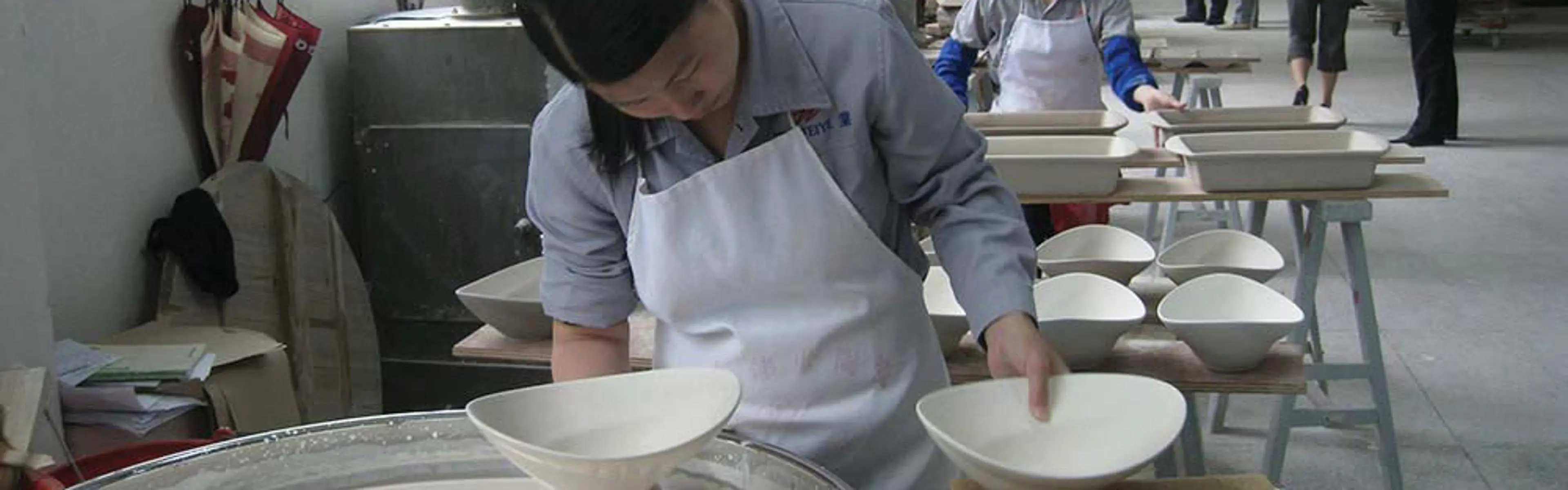 Arbeider lager boller på fabrikk